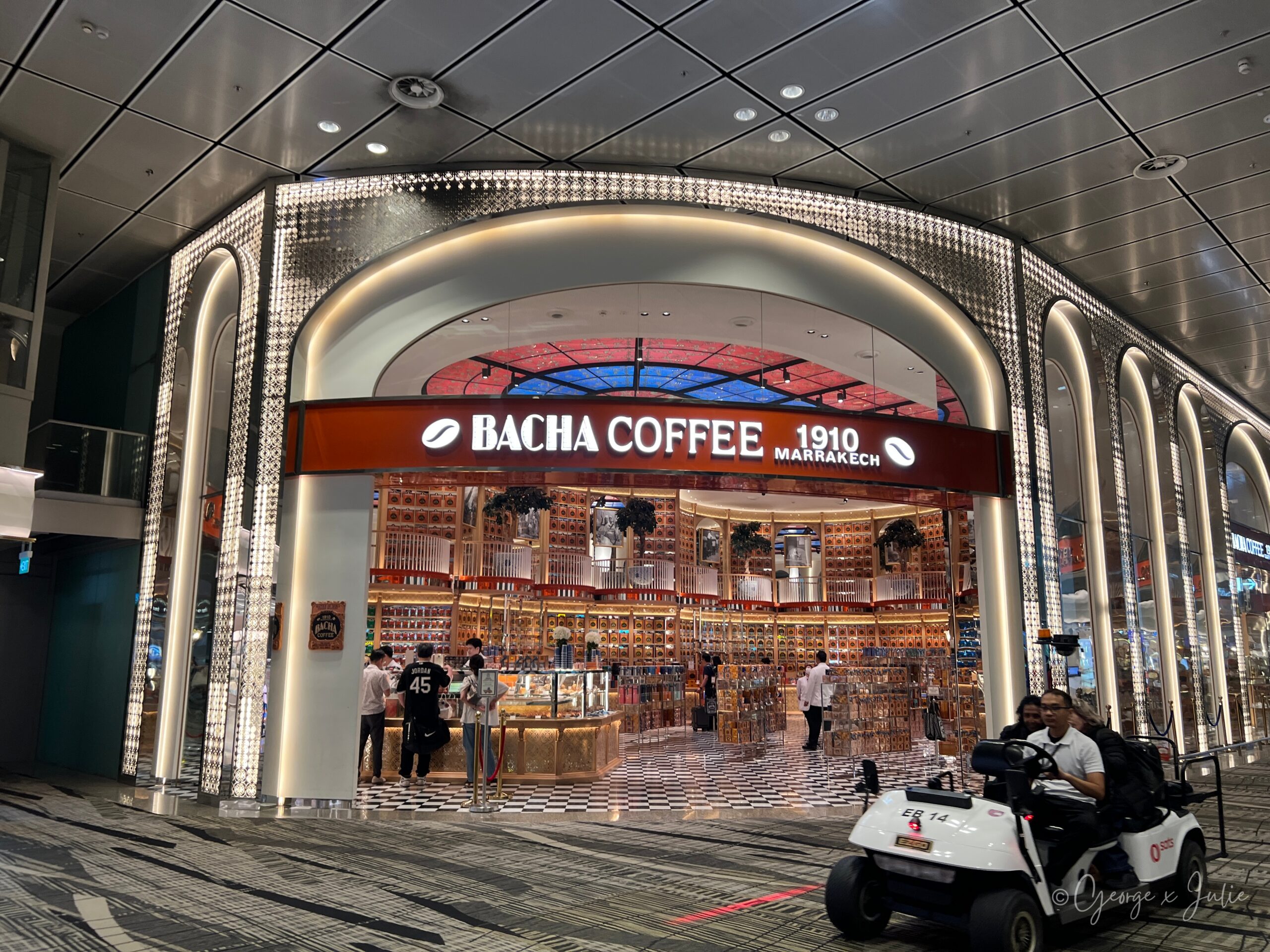 樟宜機場裡超大的 Bacha Coffee 店面