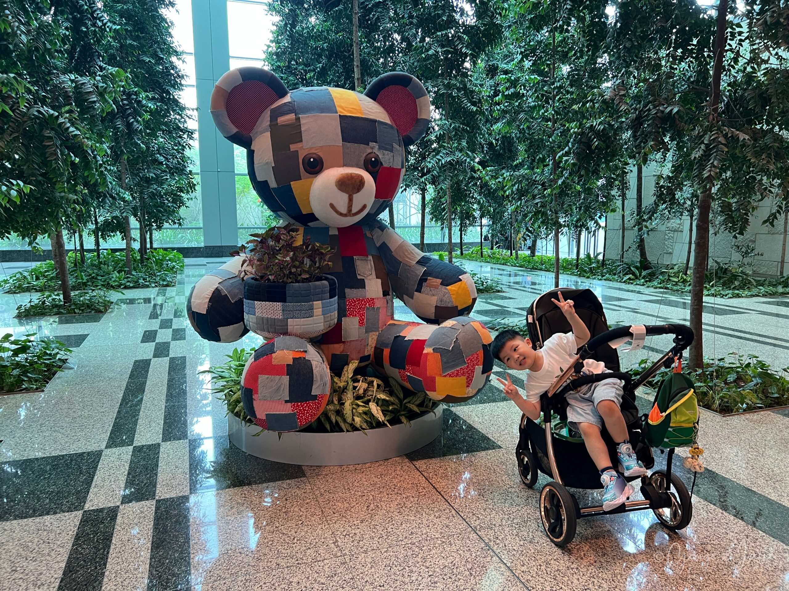 Jensen 在樟宜機場和大熊拍照
