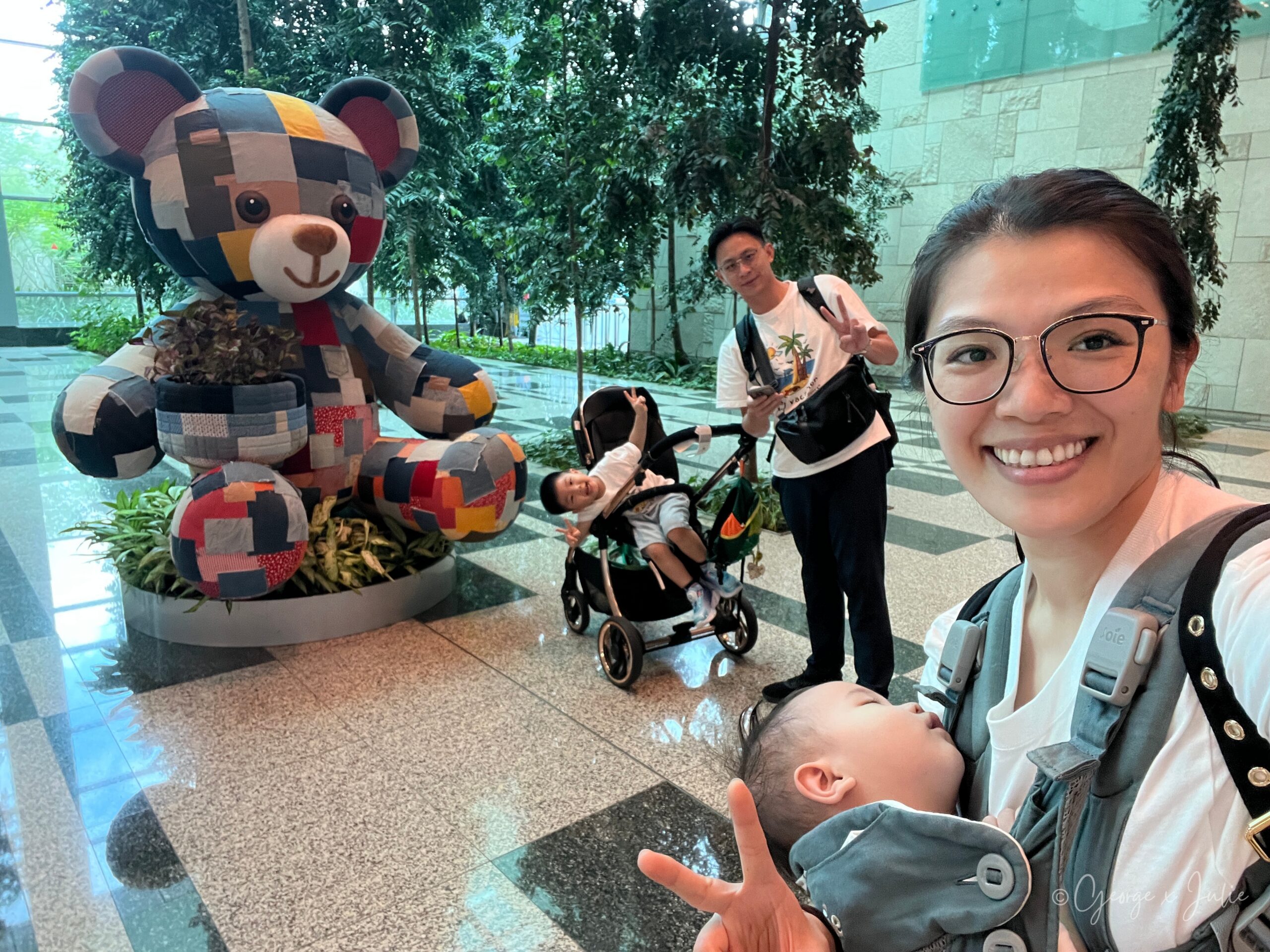 抵達樟宜後的全家合照，Morris 已經在背巾裡睡著
