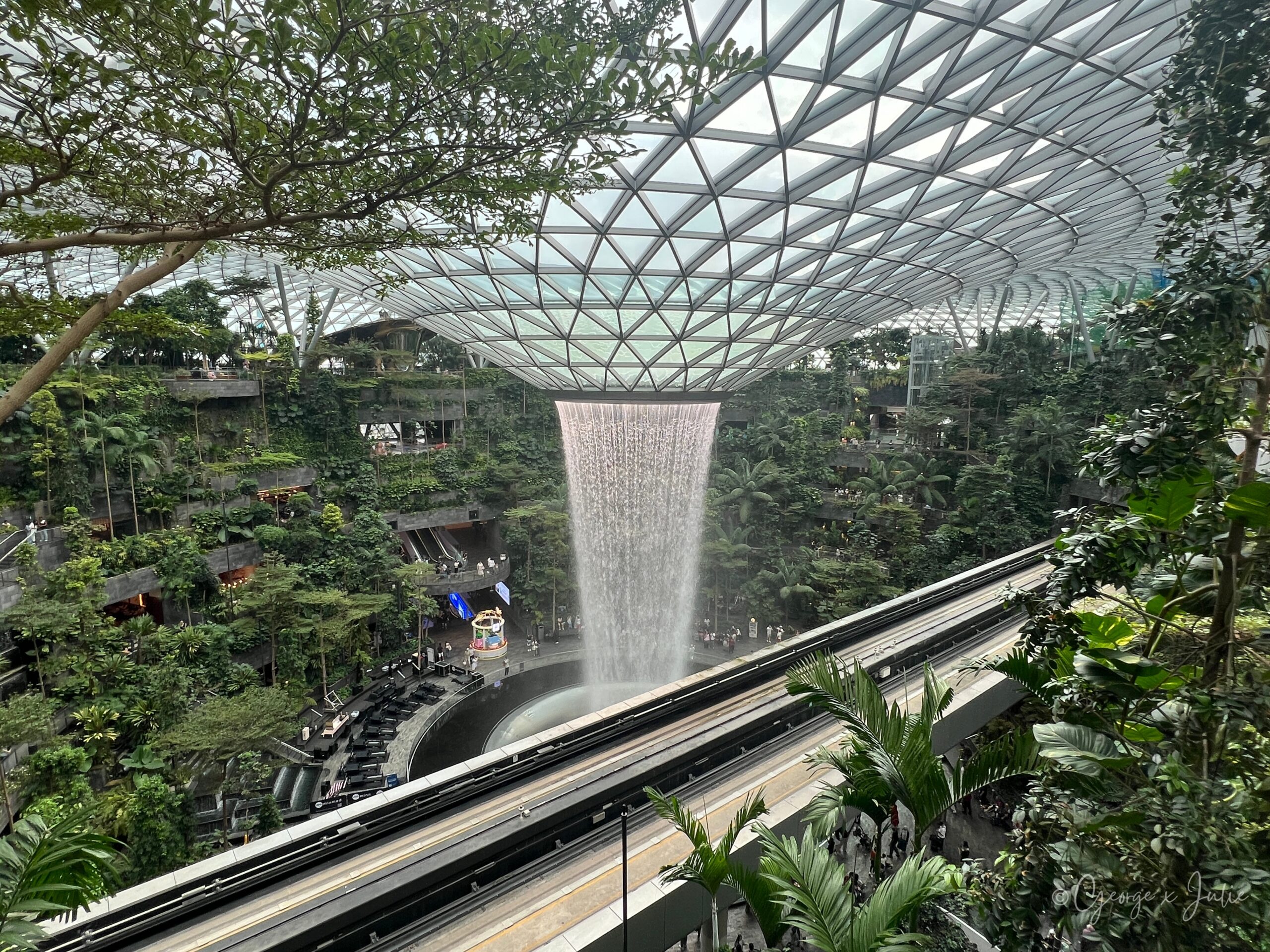 從高處往下看雨漩渦（Rain Vortex），架空列車正好從前方經過