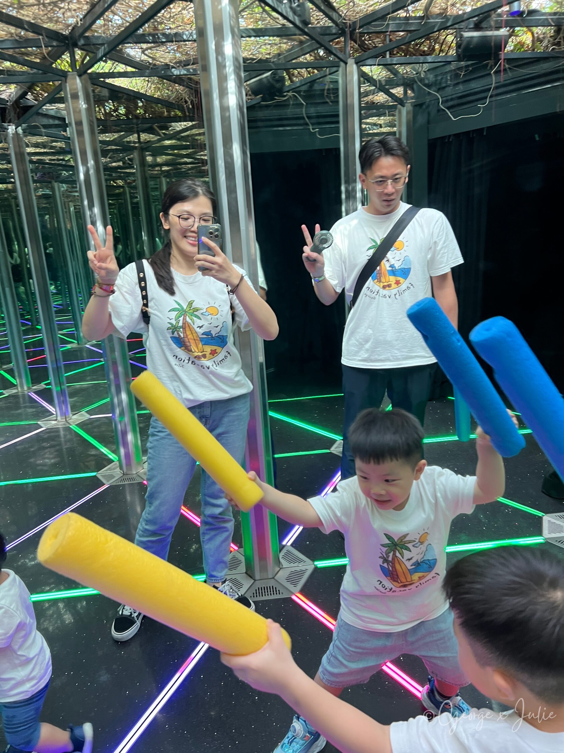 【新加坡親子景點】星耀樟宜星空花園Canopy Park|鏡子迷宮、天懸橋親子實玩攻略 5 鏡子迷宮裡,大人小孩拿著黃色和藍色的泡棉棒互相打鬧