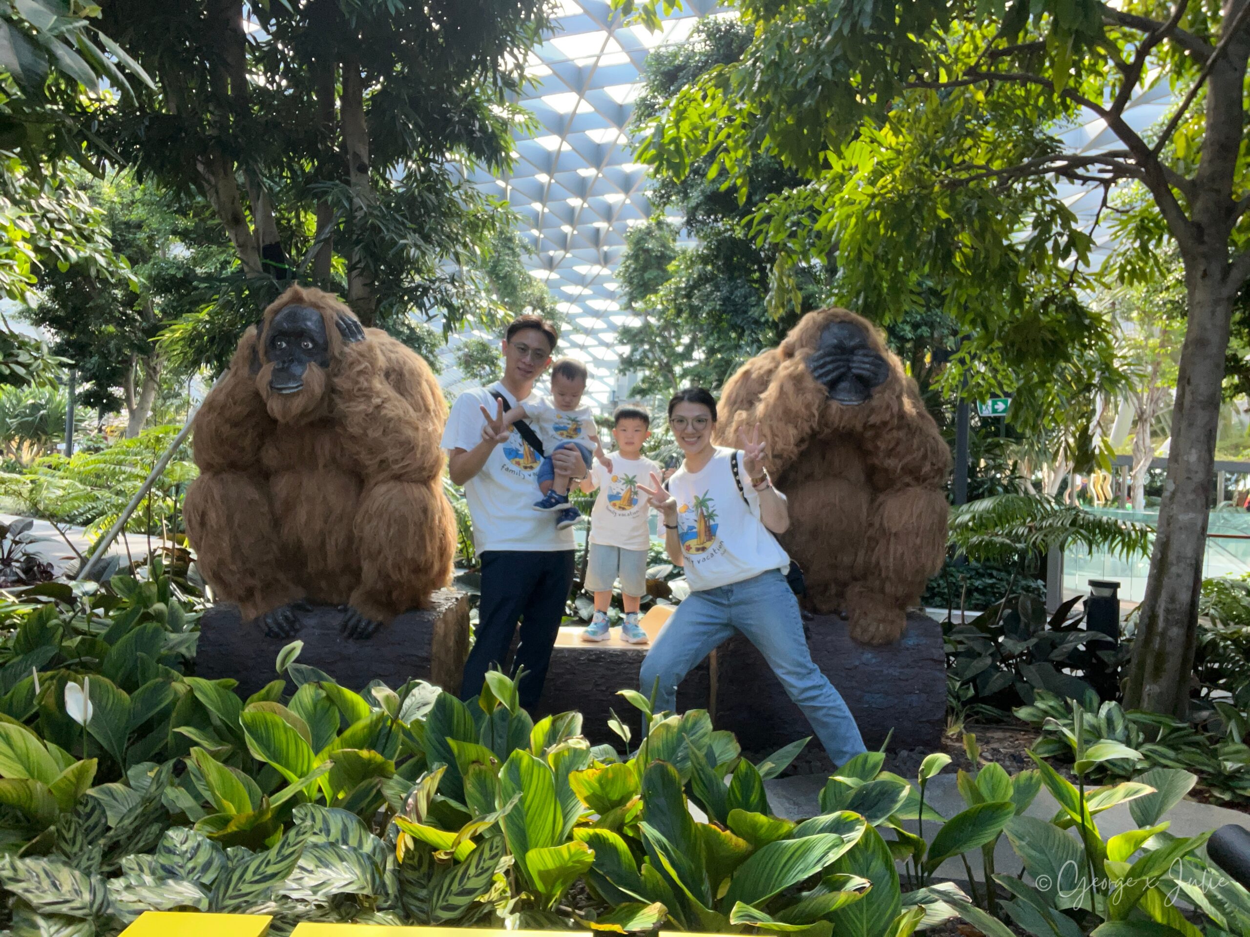 【新加坡親子景點】星耀樟宜星空花園Canopy Park|鏡子迷宮、天懸橋親子實玩攻略 18 最後全家一起在紅毛猩猩雕像前合照,George、Julie、Jensen 都比著YA,就是那句「全家乾脆一起擺同一個姿勢」的實況