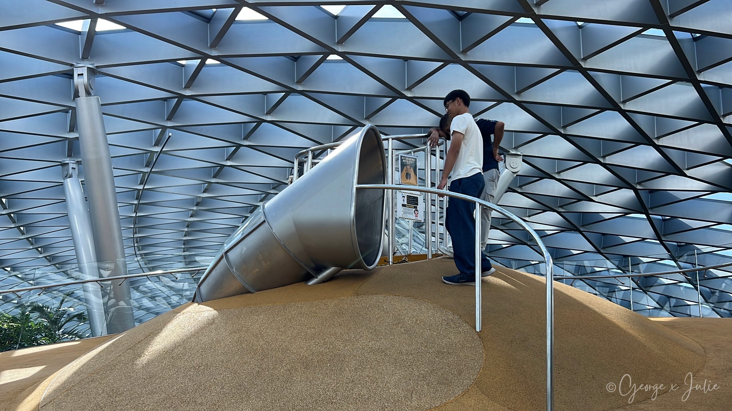 【新加坡親子景點】星耀樟宜星空花園Canopy Park|鏡子迷宮、天懸橋親子實玩攻略 21 滑梯入口的觀景台上,George 站在旁邊,準備讓 Julie 一個人溜下去