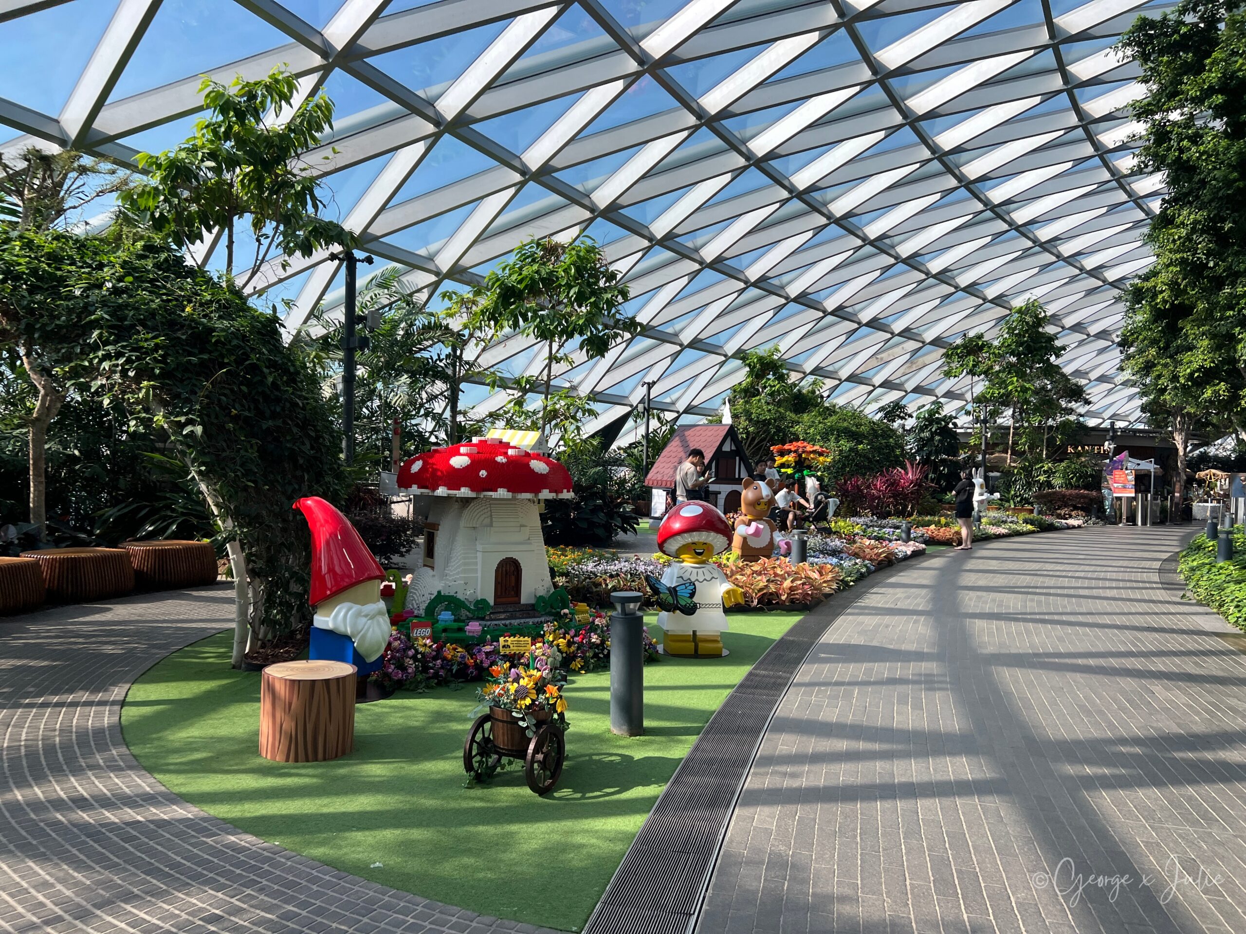 【新加坡親子景點】星耀樟宜星空花園Canopy Park|鏡子迷宮、天懸橋親子實玩攻略 11 樂高小矮人與蘑菇屋造景,用了 80 萬顆樂高積木堆出一整個英式鄉村場景