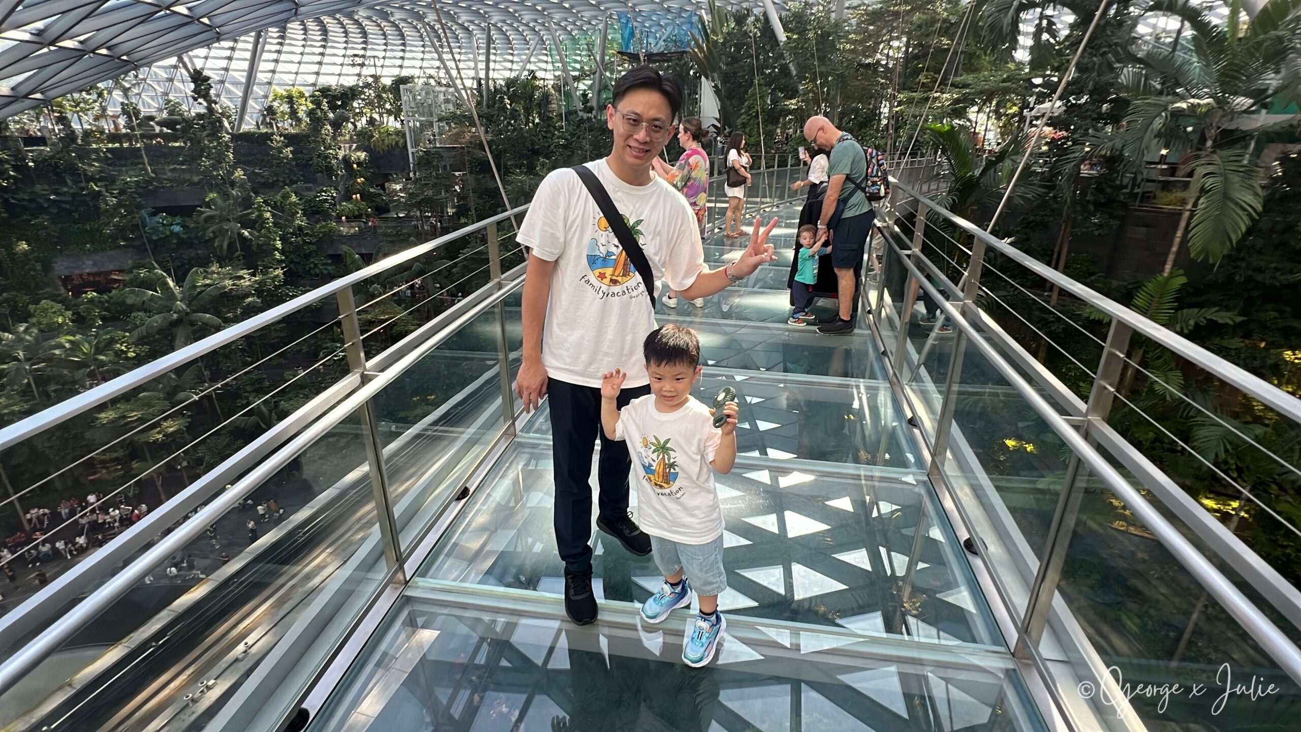 【新加坡親子景點】星耀樟宜星空花園Canopy Park|鏡子迷宮、天懸橋親子實玩攻略 24 一家人走在 Canopy Bridge 上,橋面是透明玻璃,腳下就是整片熱帶植栽