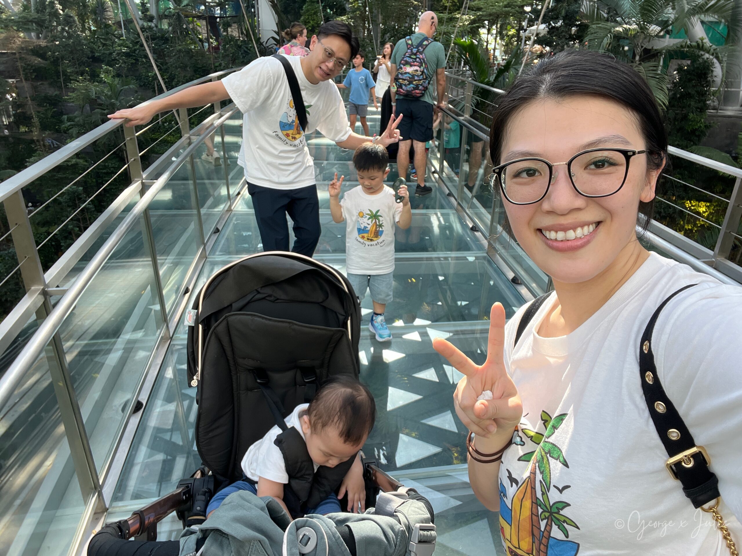 【新加坡親子景點】星耀樟宜星空花園Canopy Park|鏡子迷宮、天懸橋親子實玩攻略 25 在 Canopy Bridge(天懸橋)中段自拍一張,橋很長,走到一半風景已經完全不一樣