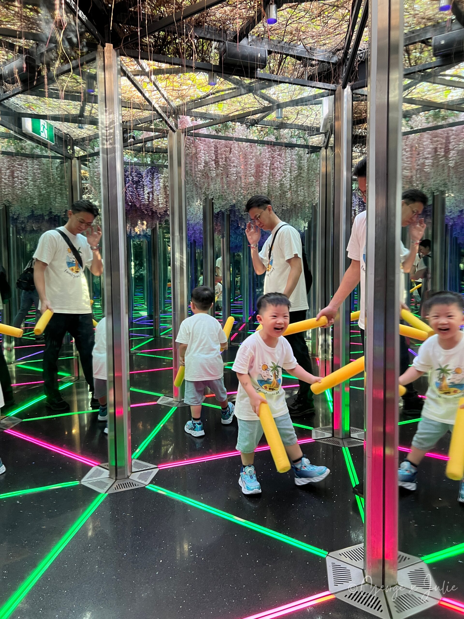 【新加坡親子景點】星耀樟宜星空花園Canopy Park|鏡子迷宮、天懸橋親子實玩攻略 6 星耀樟宜鏡子迷宮,George 帶孩子拿泡棉棒探路