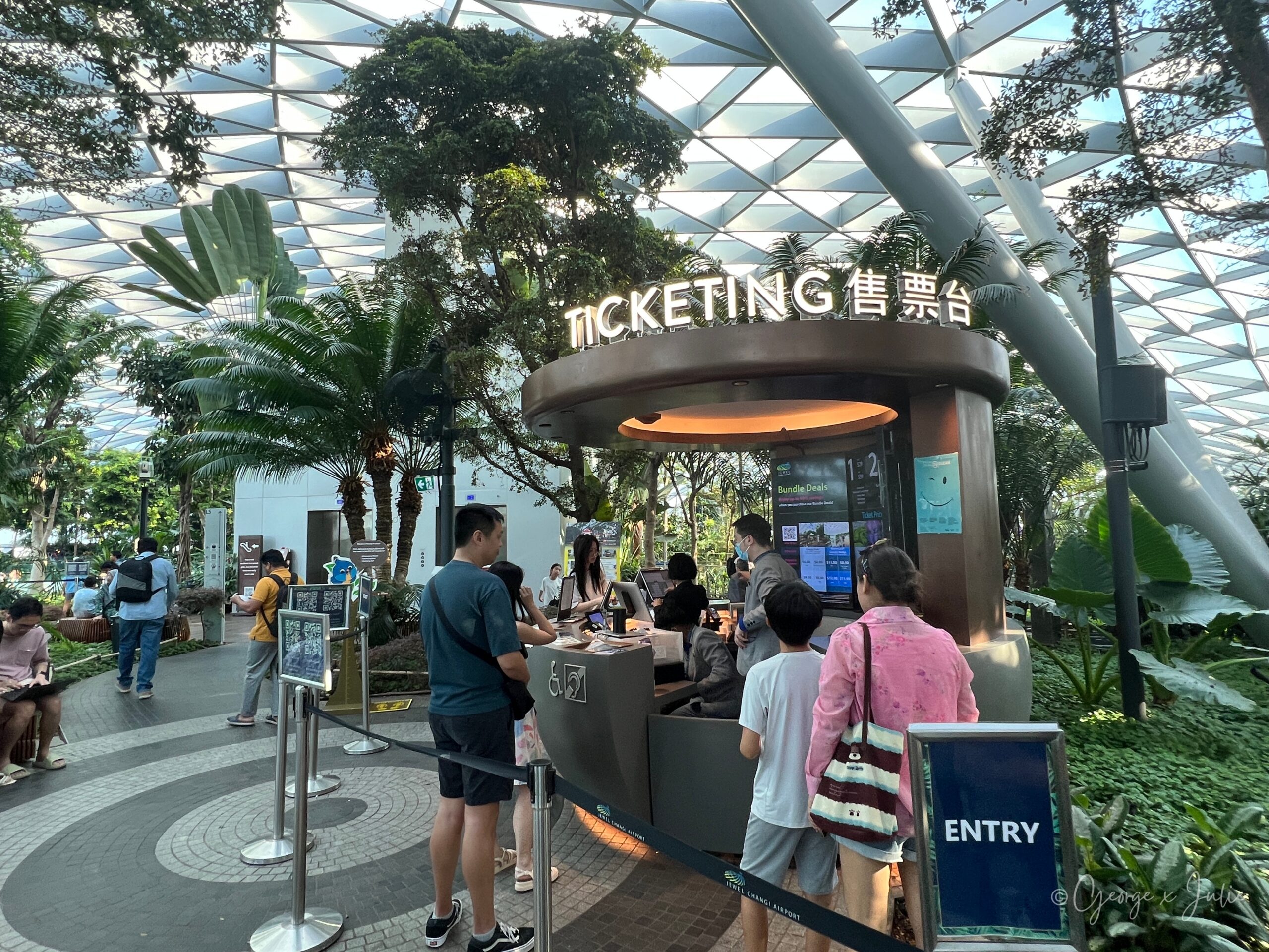【新加坡親子景點】星耀樟宜星空花園Canopy Park|鏡子迷宮、天懸橋親子實玩攻略 3 星空花園的 Ticketing 售票櫃台,現場提供單項門票與組合套票