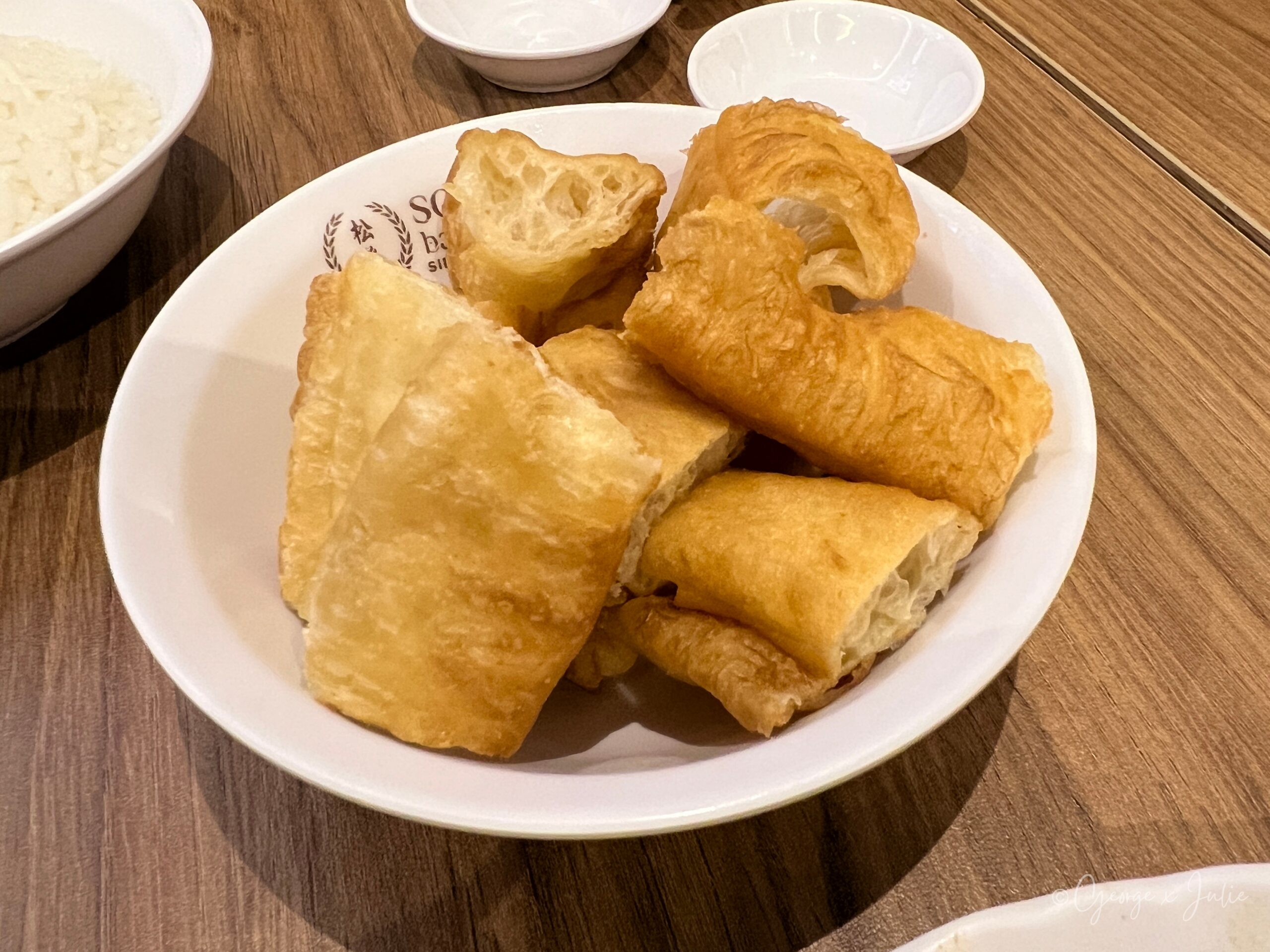 松發肉骨茶油條，切段酥炸油條盛在白瓷盤，沾湯吃的配菜