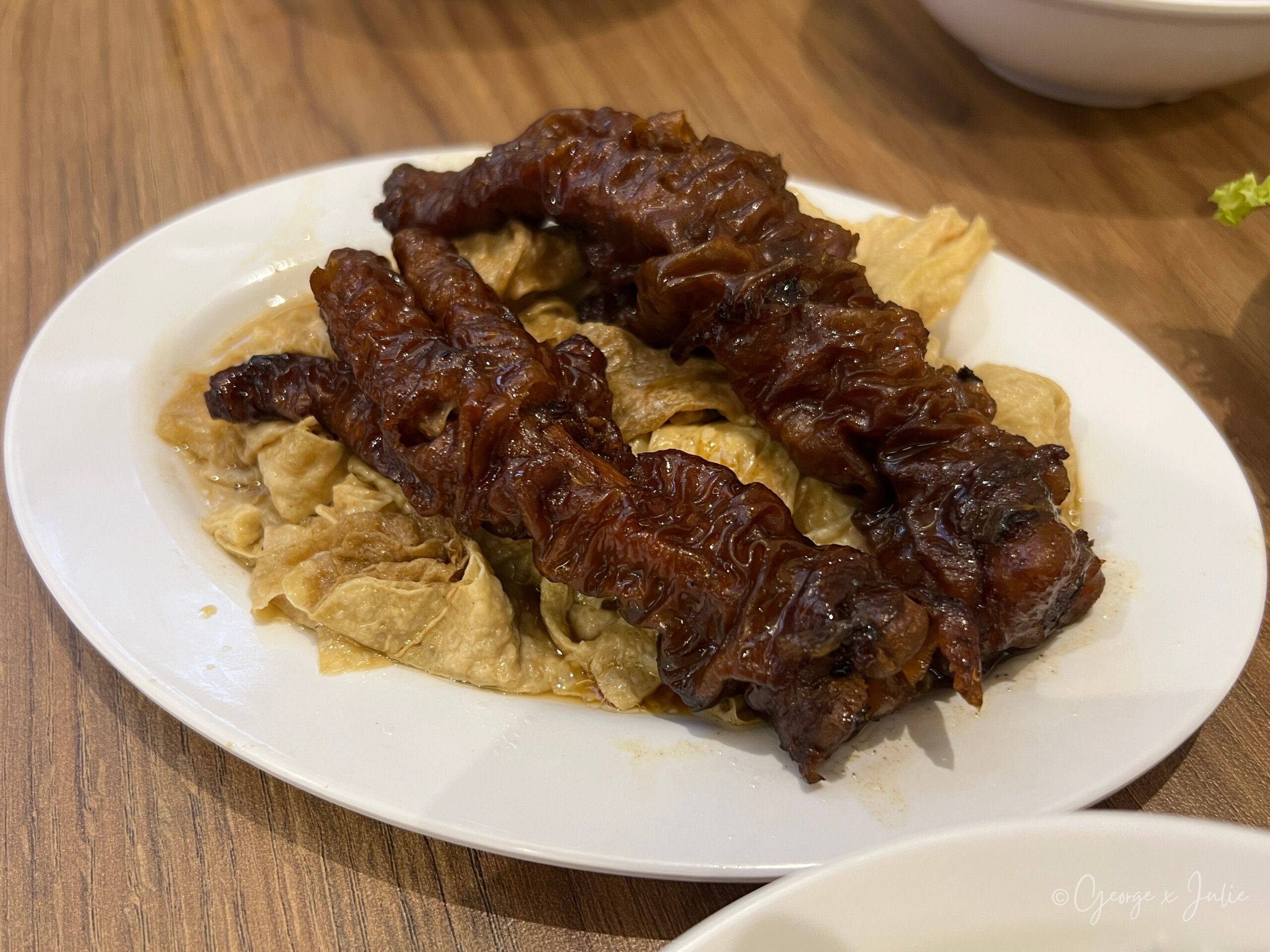 松發肉骨茶燜鳳爪與腐竹，深色滷汁鳳爪拌腐竹