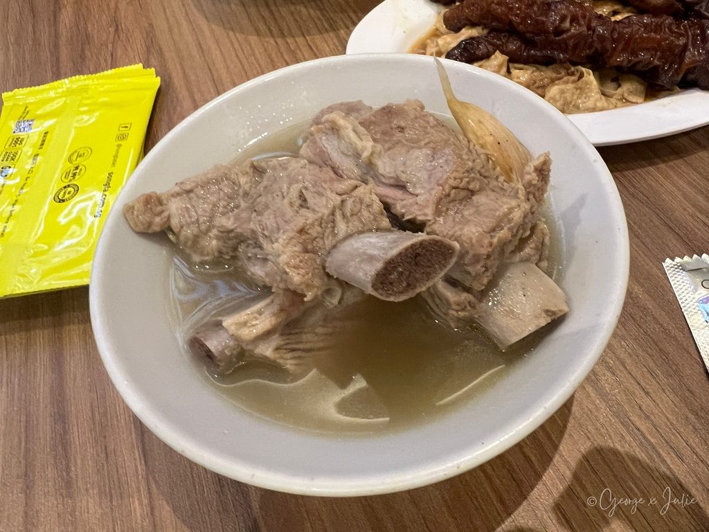 松發肉骨茶招牌排骨肉骨茶，帶骨排骨與豬肉泡在胡椒清湯裡