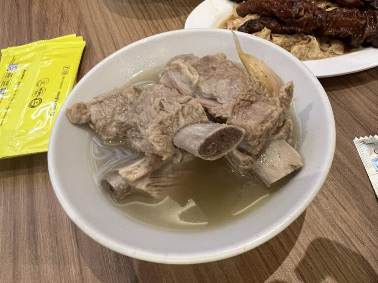 松發肉骨茶招牌排骨肉骨茶，帶骨排骨與豬肉泡在胡椒清湯裡