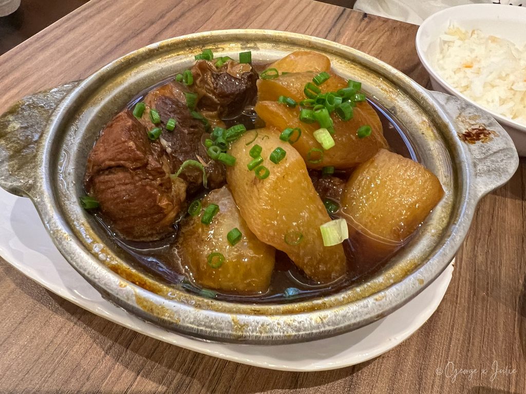 松發肉骨茶白蘿蔔燜豬軟骨，鋪蔥花。