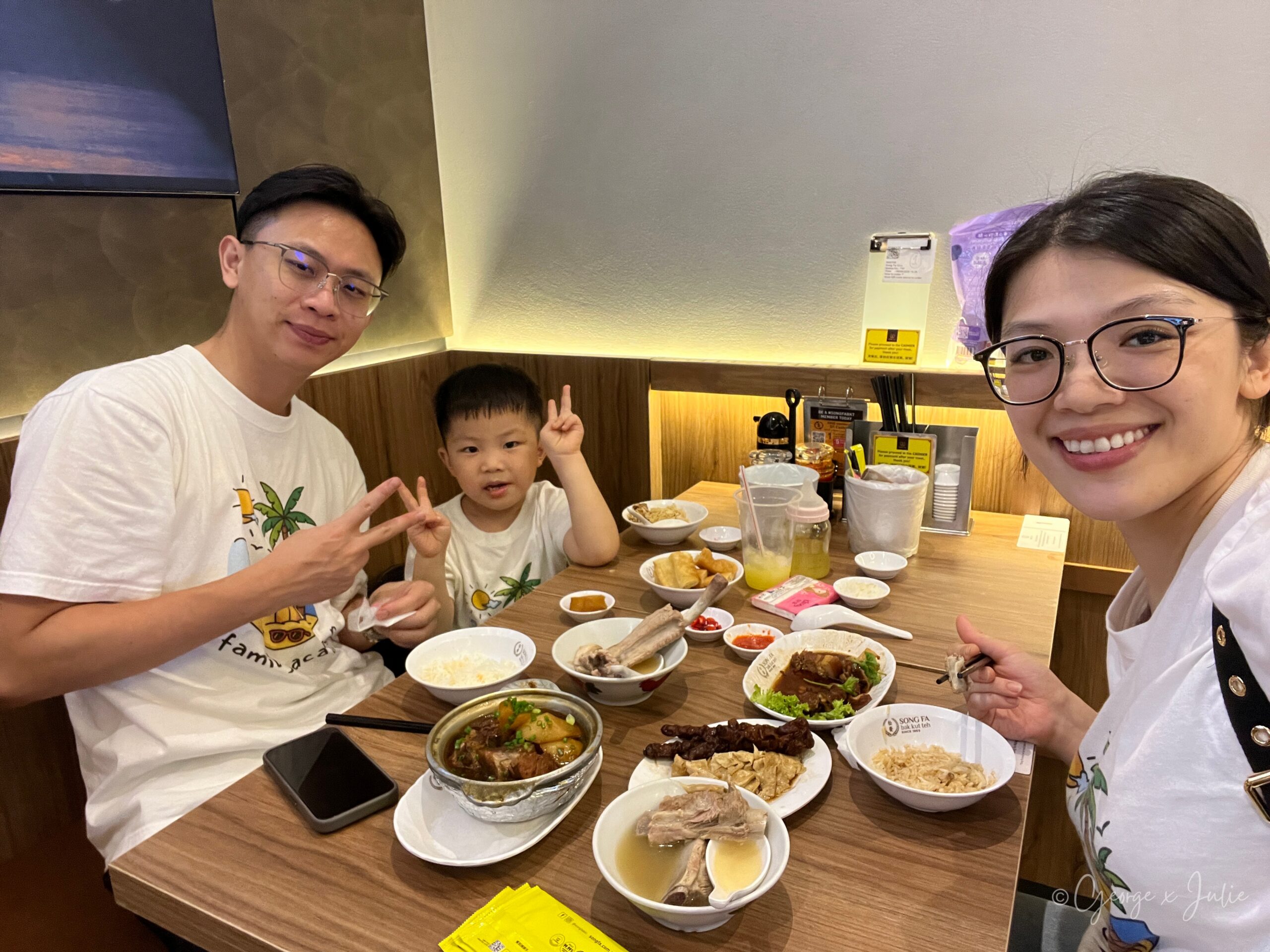 松發肉骨茶怡豐城用餐，George、Julie與Jensen一家人在滿桌餐點前合照比YA