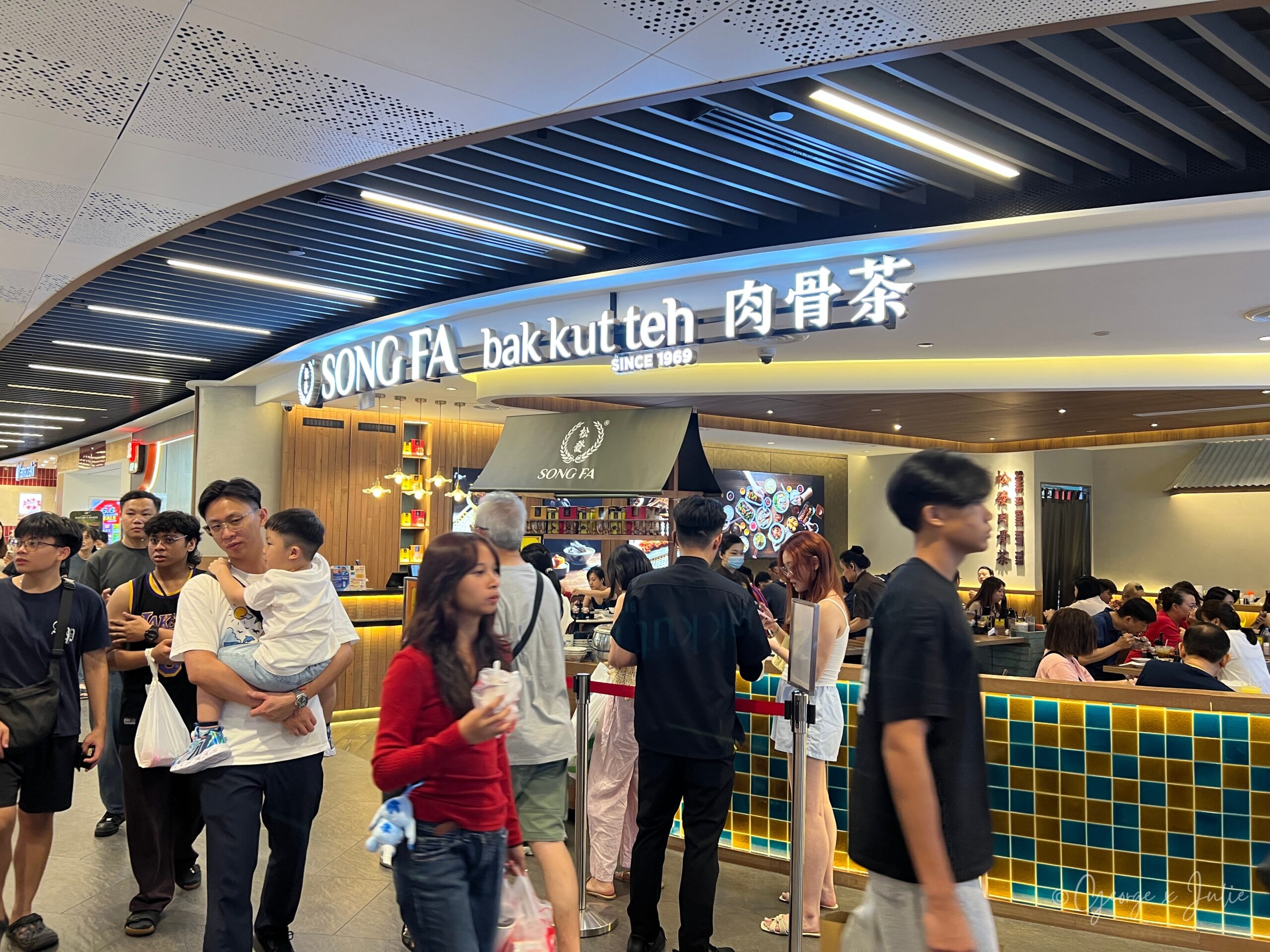 松發肉骨茶新加坡怡豐城VivoCity分店，店門口回字動線與排隊人潮，SONG FA招牌高掛