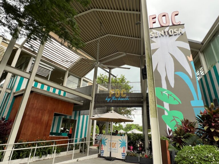 FOC by the Beach新加坡聖淘沙西班牙料理海灘餐廳，入口招牌與棕櫚樹壁畫