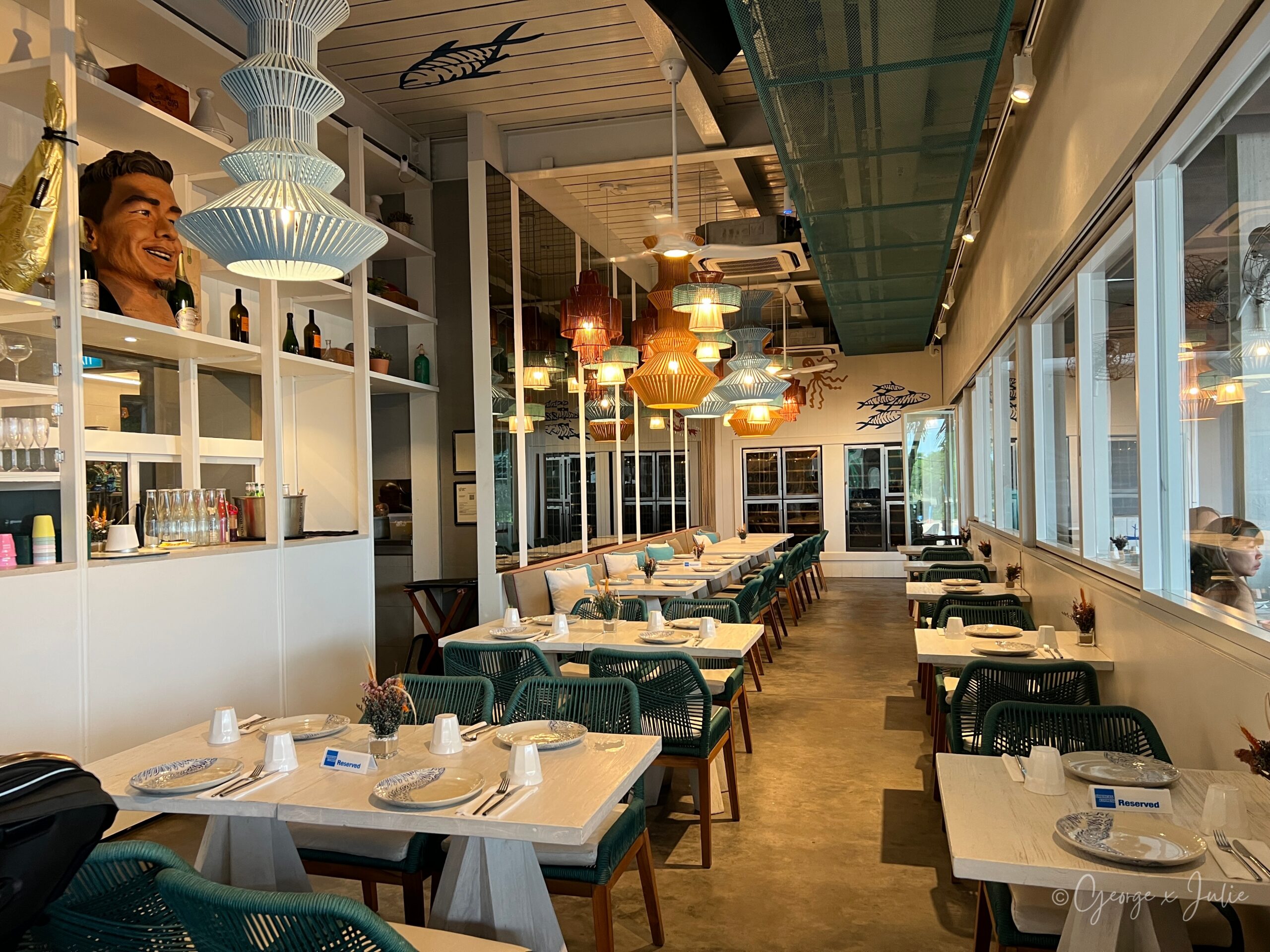 【新加坡美食】FOC by the Beach|聖淘沙Tanjong Beach泳池畔西班牙料理,親子海灘度假餐廳推薦 3 室內用餐區,藍綠色編織繩椅、白色大理石紋桌面與彩色編織吊燈