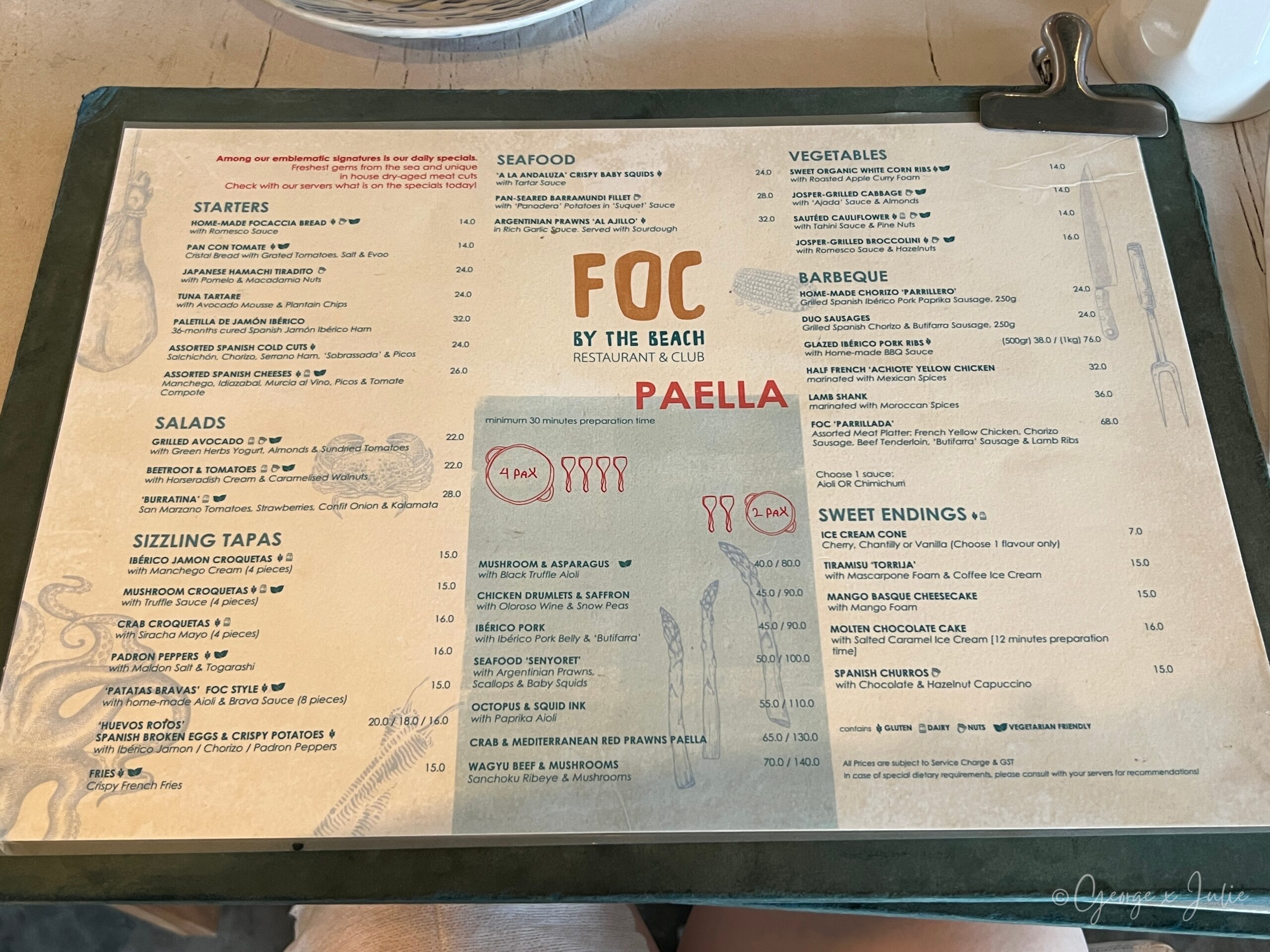 【新加坡美食】FOC by the Beach|聖淘沙Tanjong Beach泳池畔西班牙料理,親子海灘度假餐廳推薦 10 主菜單,FOC BY THE BEACH RESTAURANT & CLUB字樣與各分類菜色