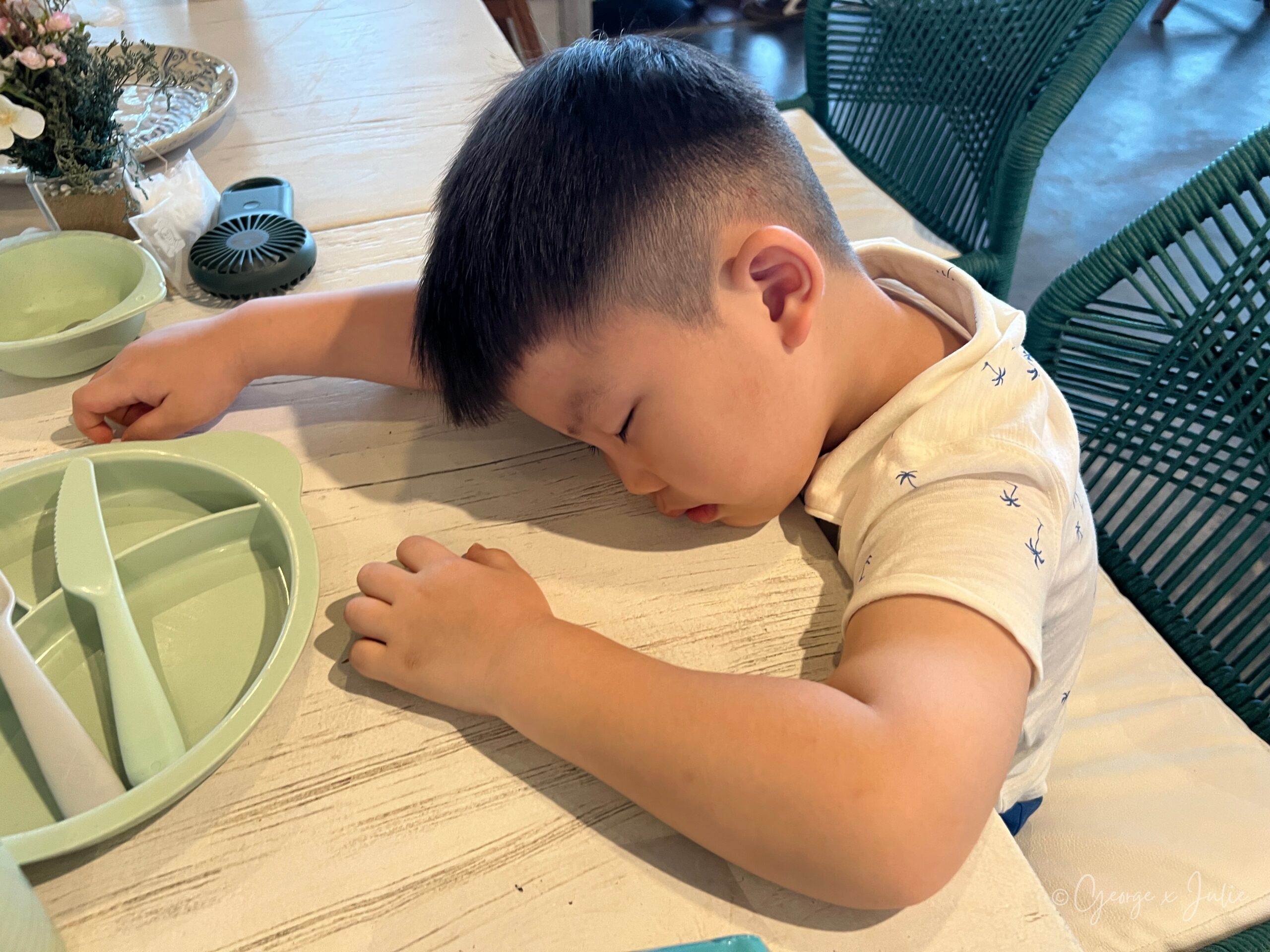 【新加坡美食】FOC by the Beach|聖淘沙Tanjong Beach泳池畔西班牙料理,親子海灘度假餐廳推薦 20 Jensen趴睡在餐桌上,手臂張開,桌上放著兒童分格餐盤