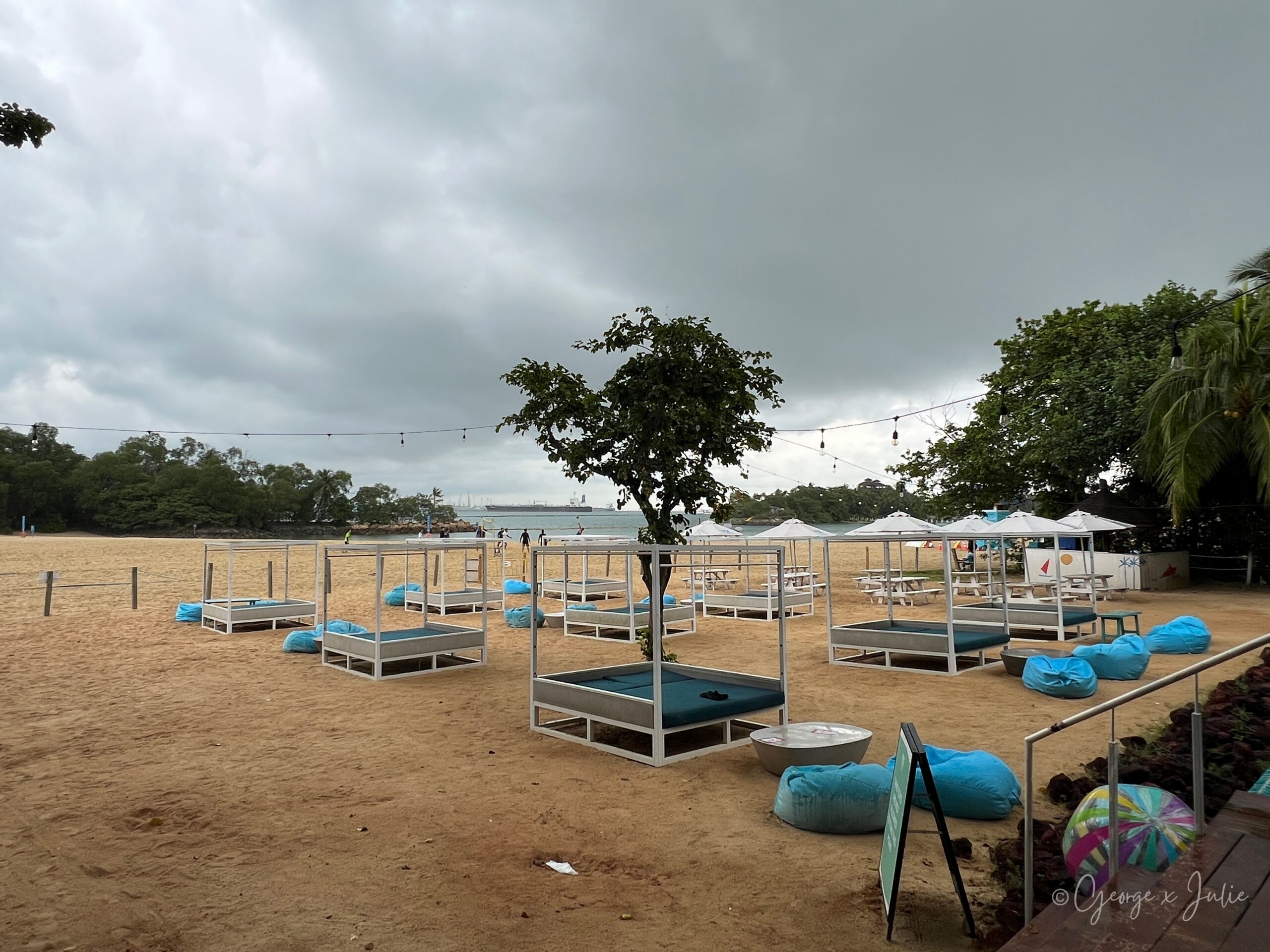 【新加坡美食】FOC by the Beach|聖淘沙Tanjong Beach泳池畔西班牙料理,親子海灘度假餐廳推薦 8 沙灘上成排白色遮陽躺床、藍色懶骨頭與彩色沙灘球