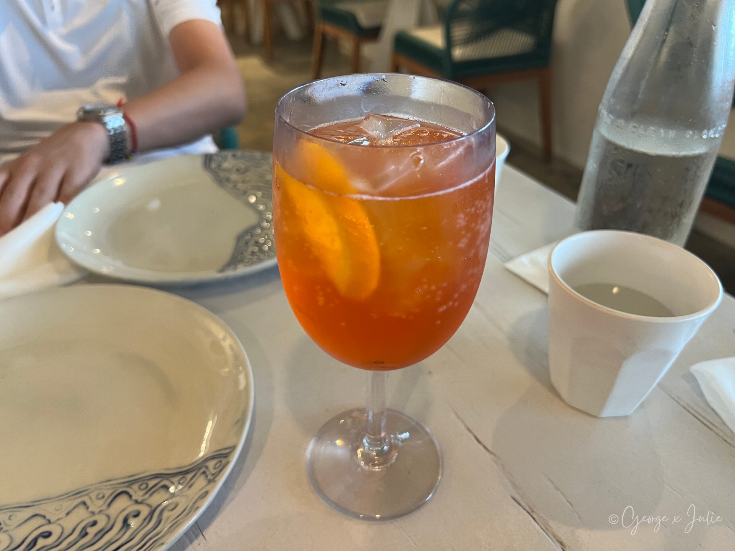 【新加坡美食】FOC by the Beach|聖淘沙Tanjong Beach泳池畔西班牙料理,親子海灘度假餐廳推薦 16 Aperol Spritz調酒,大高腳杯裝橘紅色氣泡酒插兩片柳橙