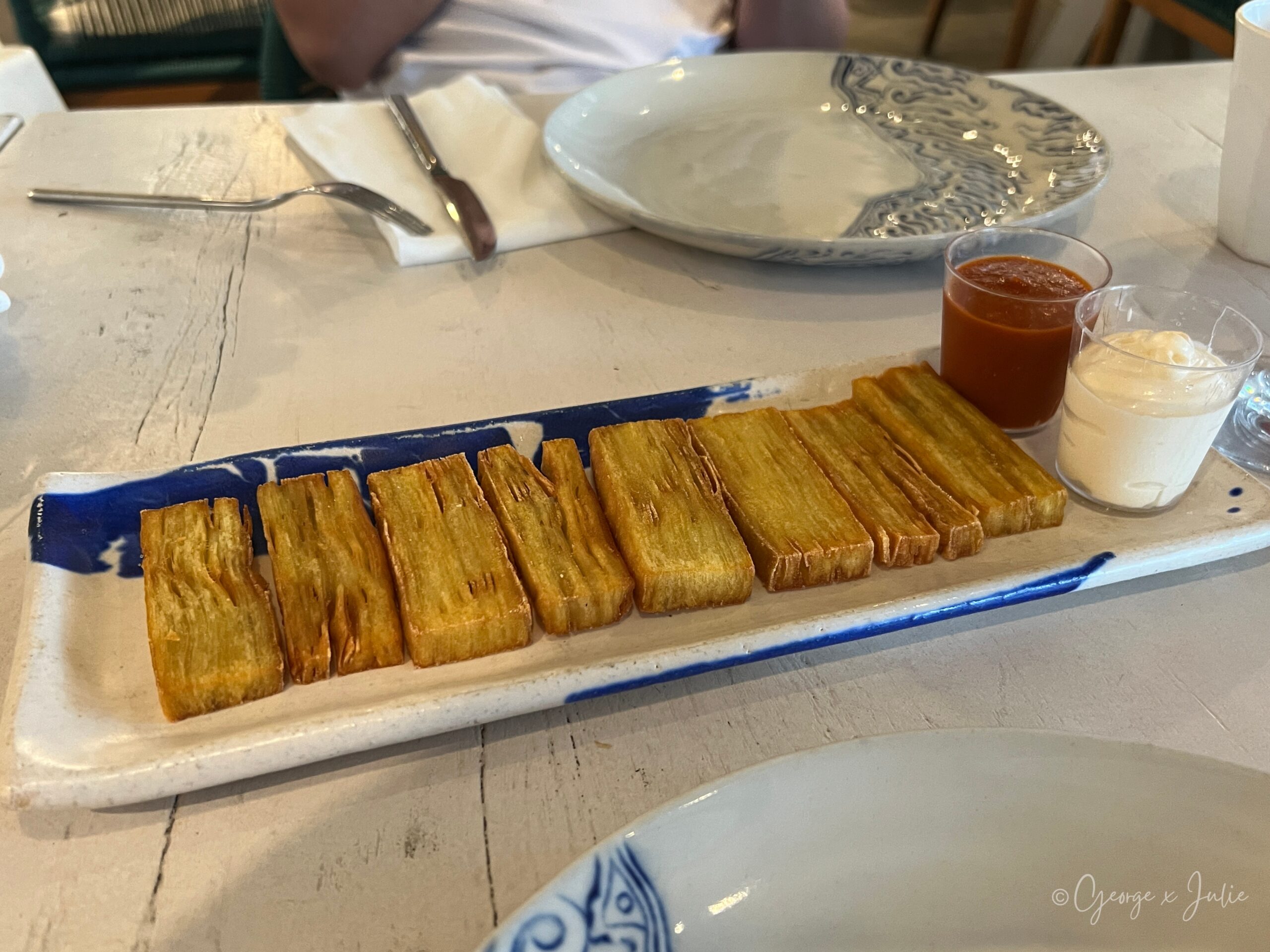【新加坡美食】FOC by the Beach|聖淘沙Tanjong Beach泳池畔西班牙料理,親子海灘度假餐廳推薦 13 Patatas Bravas長條炸馬鈴薯,排在藍白花紋長盤上附兩款沾醬