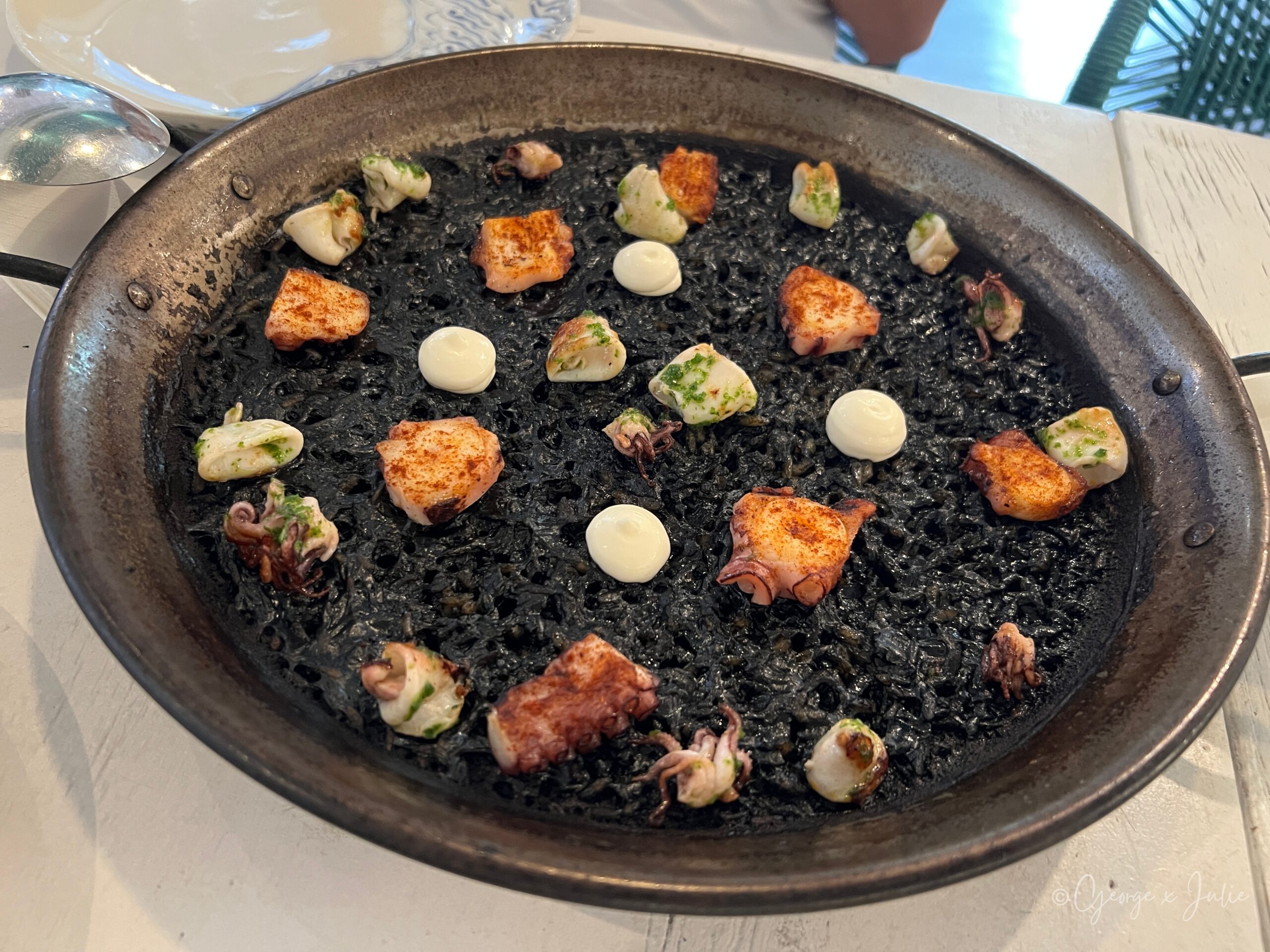 【新加坡美食】FOC by the Beach|聖淘沙Tanjong Beach泳池畔西班牙料理,親子海灘度假餐廳推薦 14 章魚墨魚黑燉飯近拍,章魚塊、小卷與白色美乃滋圓點鋪滿黑色米飯