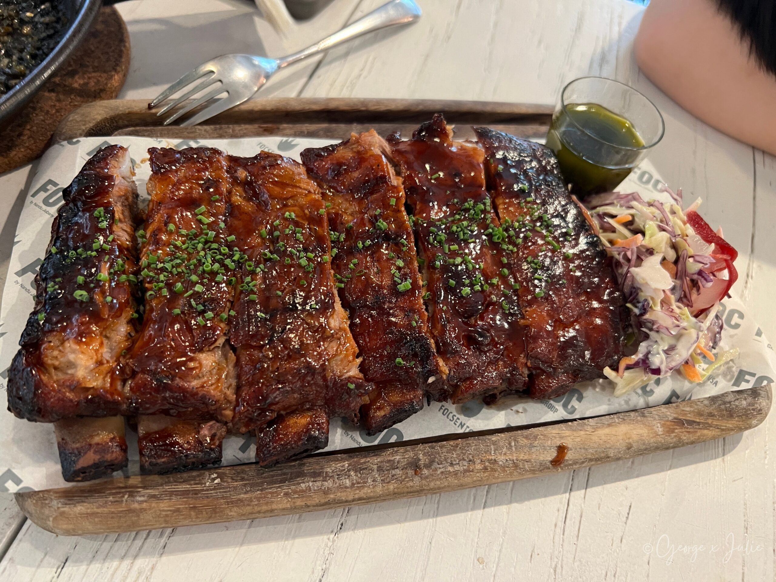【新加坡美食】FOC by the Beach|聖淘沙Tanjong Beach泳池畔西班牙料理,親子海灘度假餐廳推薦 15 炙燒醬烤豬肋排整條上桌,表面焦糖化醬色油亮撒蔥花