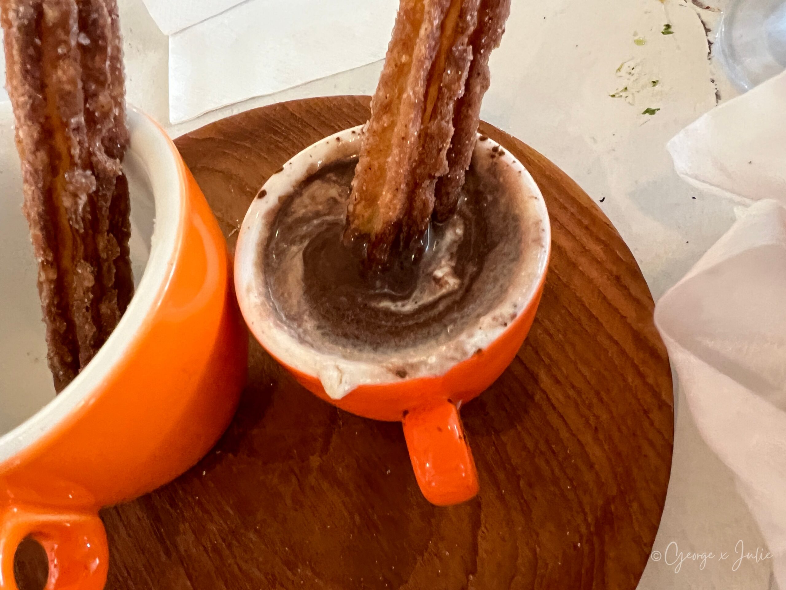 【新加坡美食】FOC by the Beach|聖淘沙Tanjong Beach泳池畔西班牙料理,親子海灘度假餐廳推薦 18 吉拿棒沾入巧克力醬特寫,木盤上的橘色馬克杯