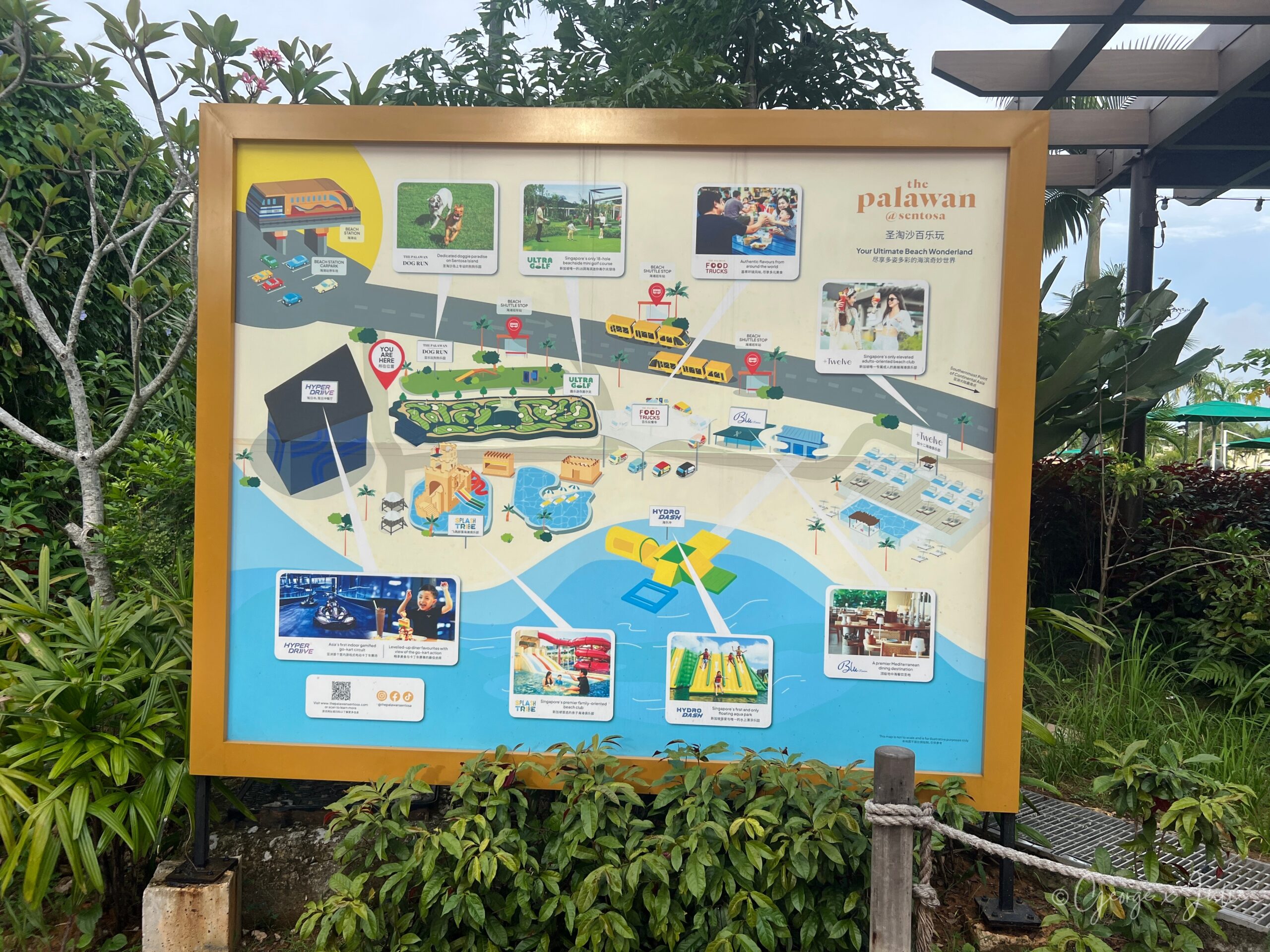 The Palawan @ Sentosa 園區的官方導覽地圖，標示 Splash Tribe、HydroDash、HyperDrive、Ultra Golf 等設施位置，Ultra Golf 標示為新加坡唯一的18洞海濱迷你高爾夫球場