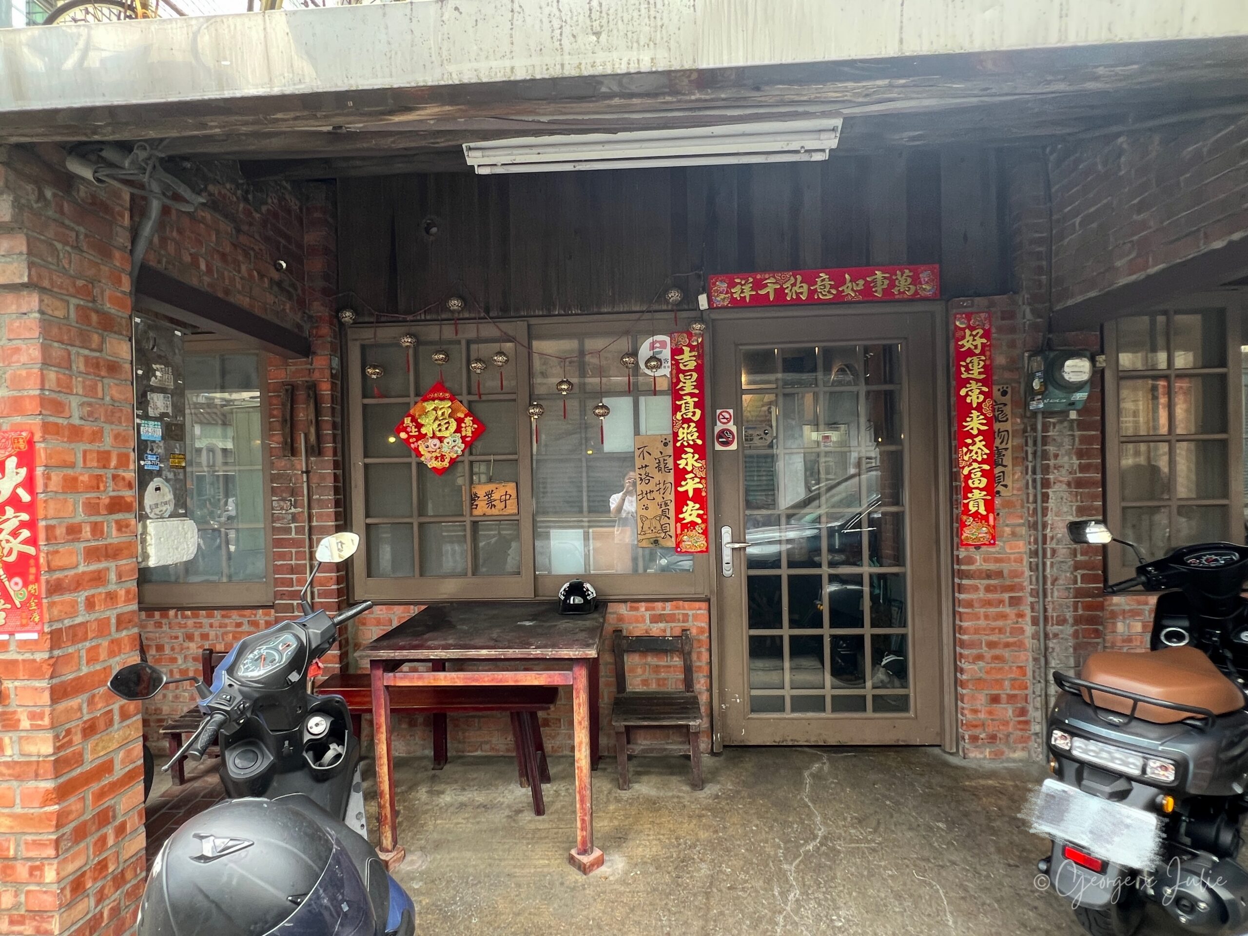 土埆厝復古小館 平鎮老屋餐廳店門口外觀，紅磚牆與木框玻璃門