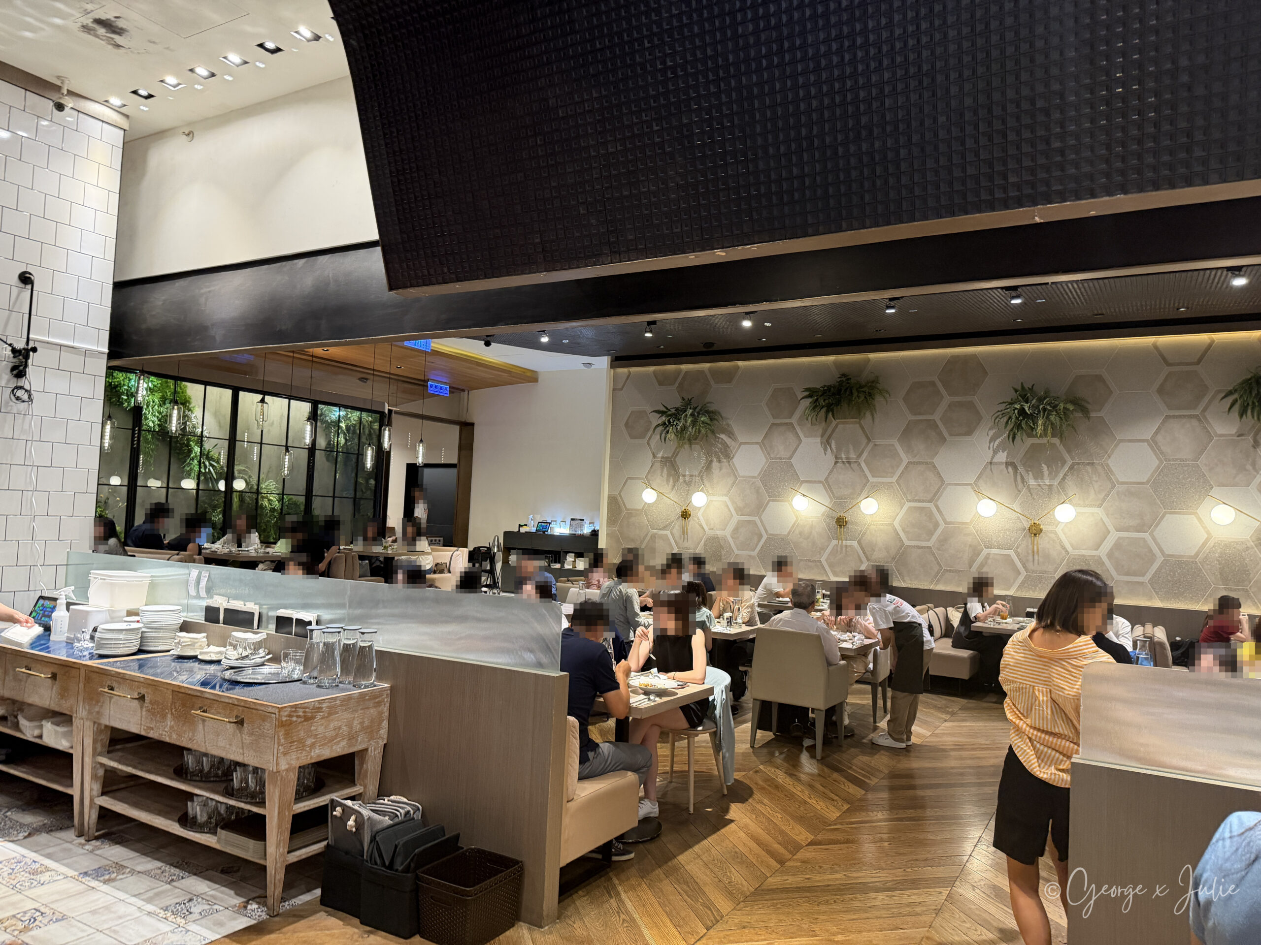 Salt & Stone 台北101 4樓 室內用餐區 六角形磁磚牆面與植栽