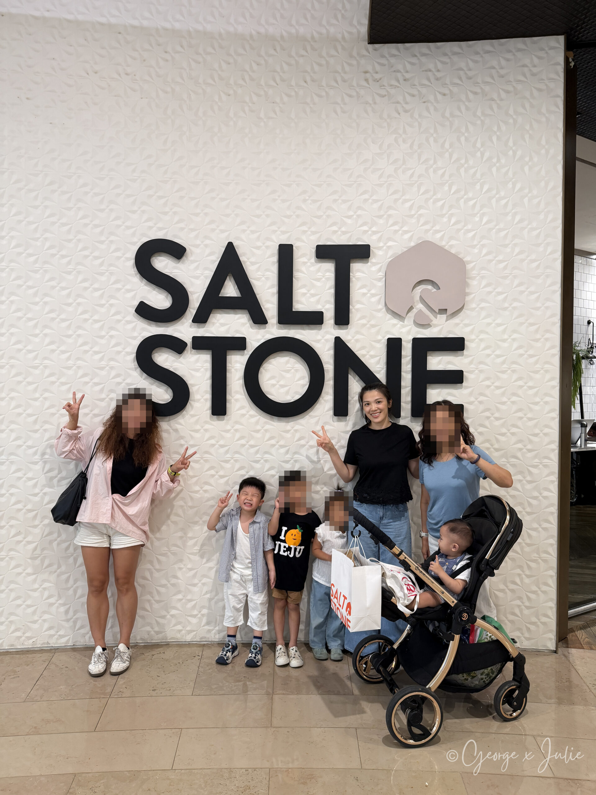 Salt & Stone 台北101 4樓 餐廳門口白色招牌牆 大人小孩合照