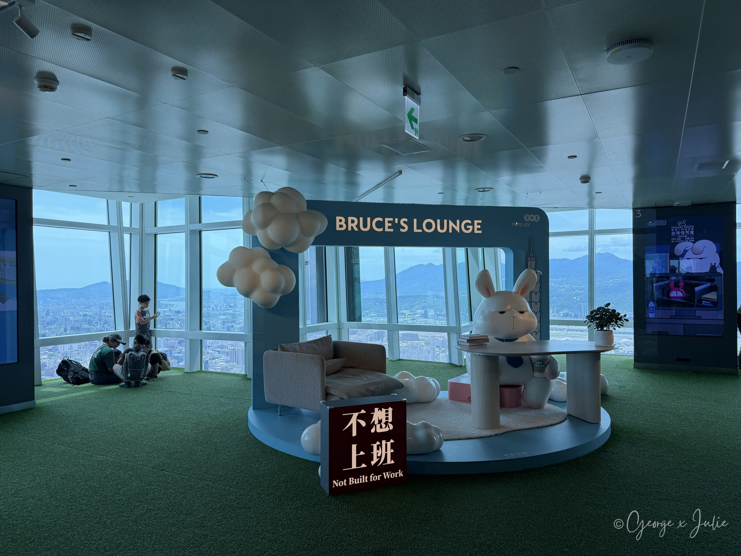 台北101觀景台布魯斯特展的 Bruce's Lounge，桌前立著「不想上班」牌子