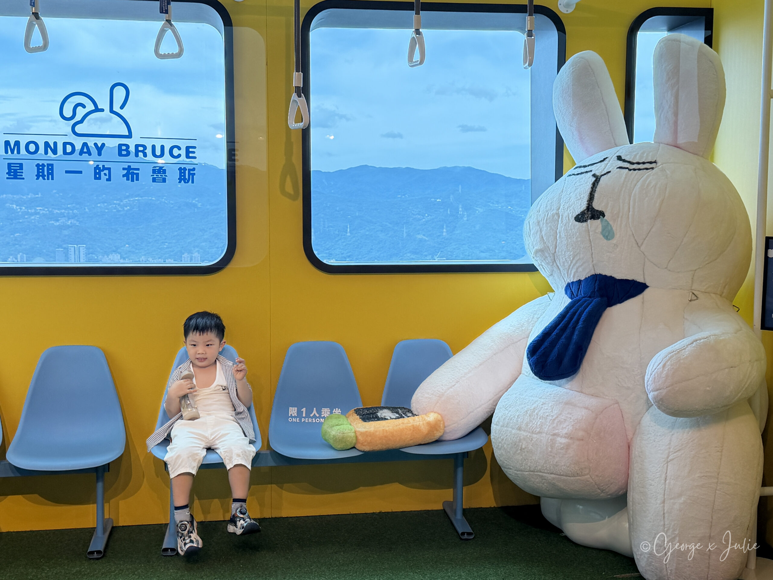 Jensen 與布魯斯在捷運車廂造景裡合照