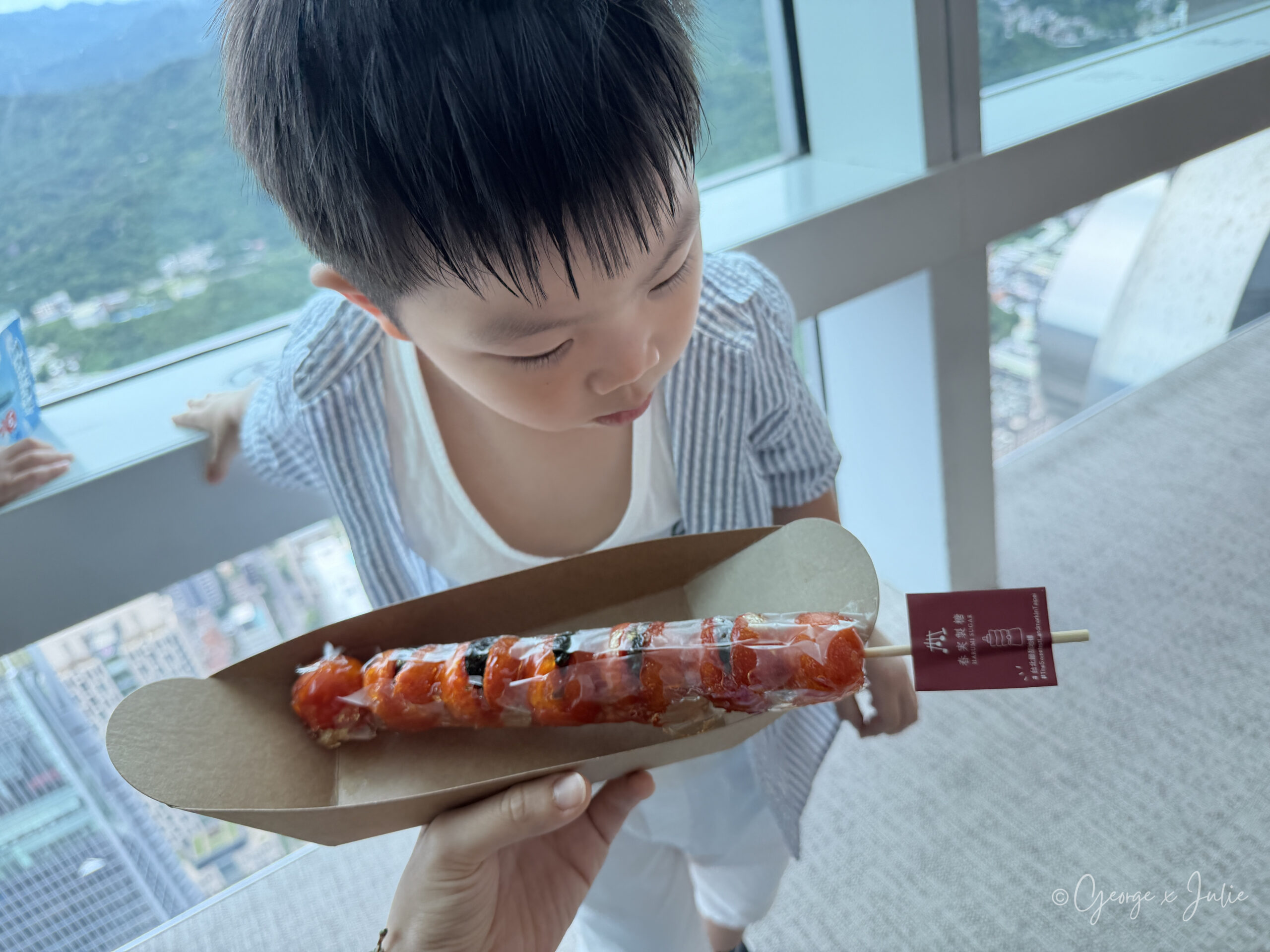 Jensen 看著手上的番茄蜜餞冰糖葫蘆