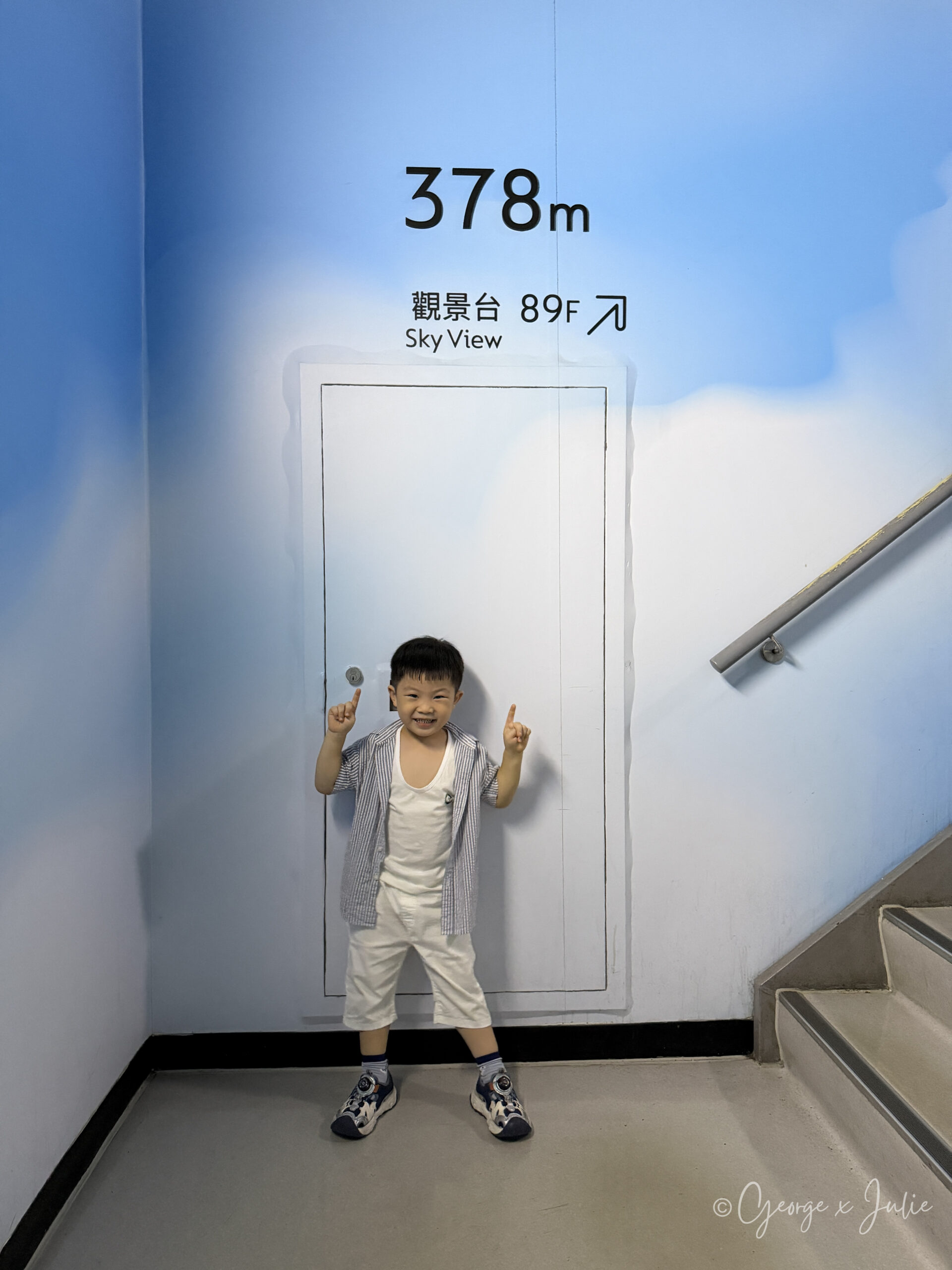 Jensen 站在樓梯間，牆上標示 378 公尺與觀景台 89 樓方向