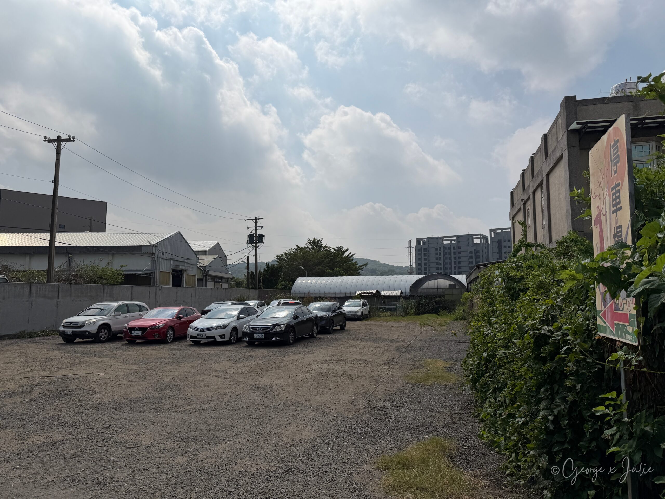 水鹿之家旁的碎石停車場，入口立著停車場指示牌