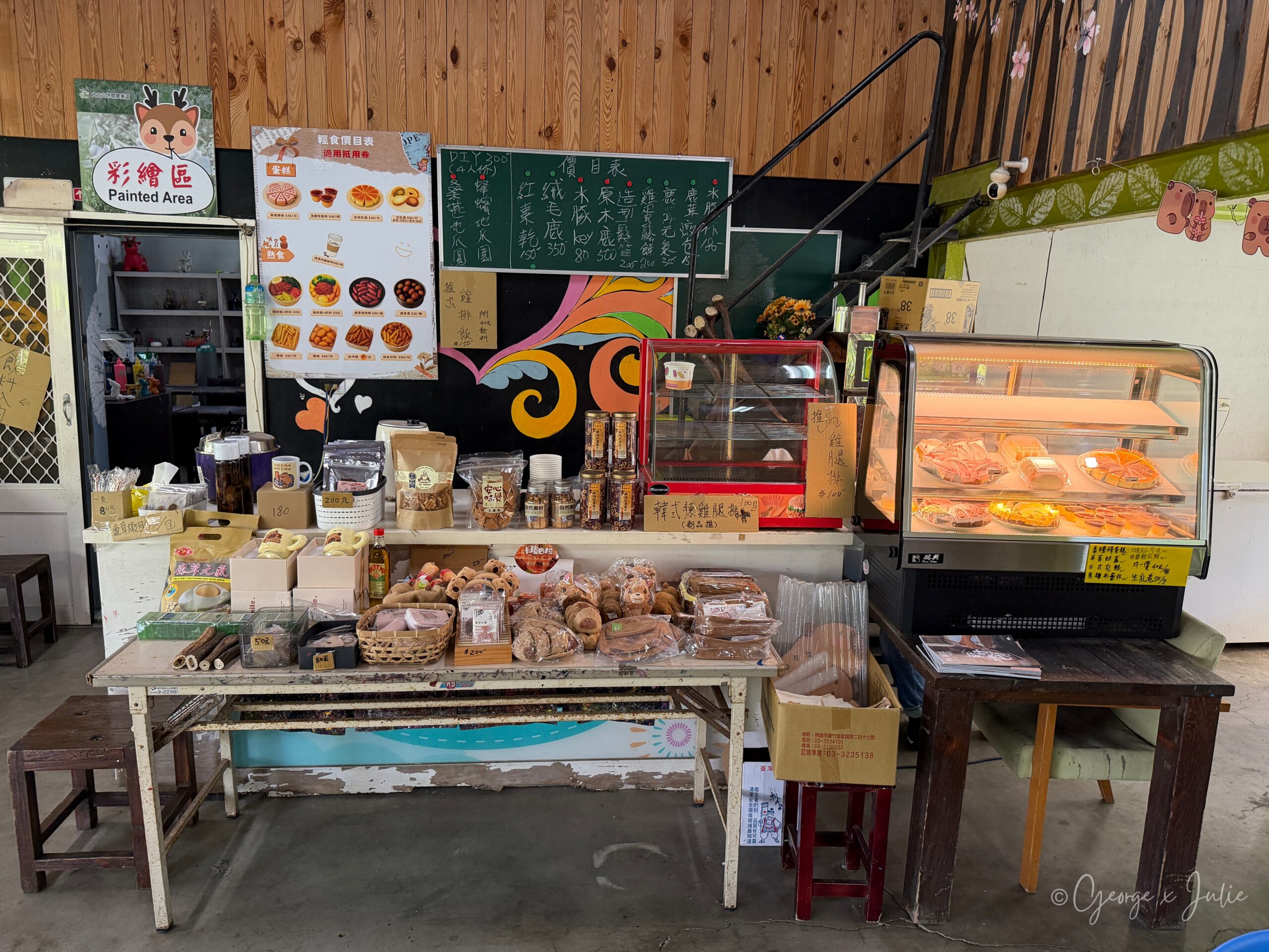 販賣區櫃檯上擺著餅乾、零食和輕食，旁邊是彩繪區入口