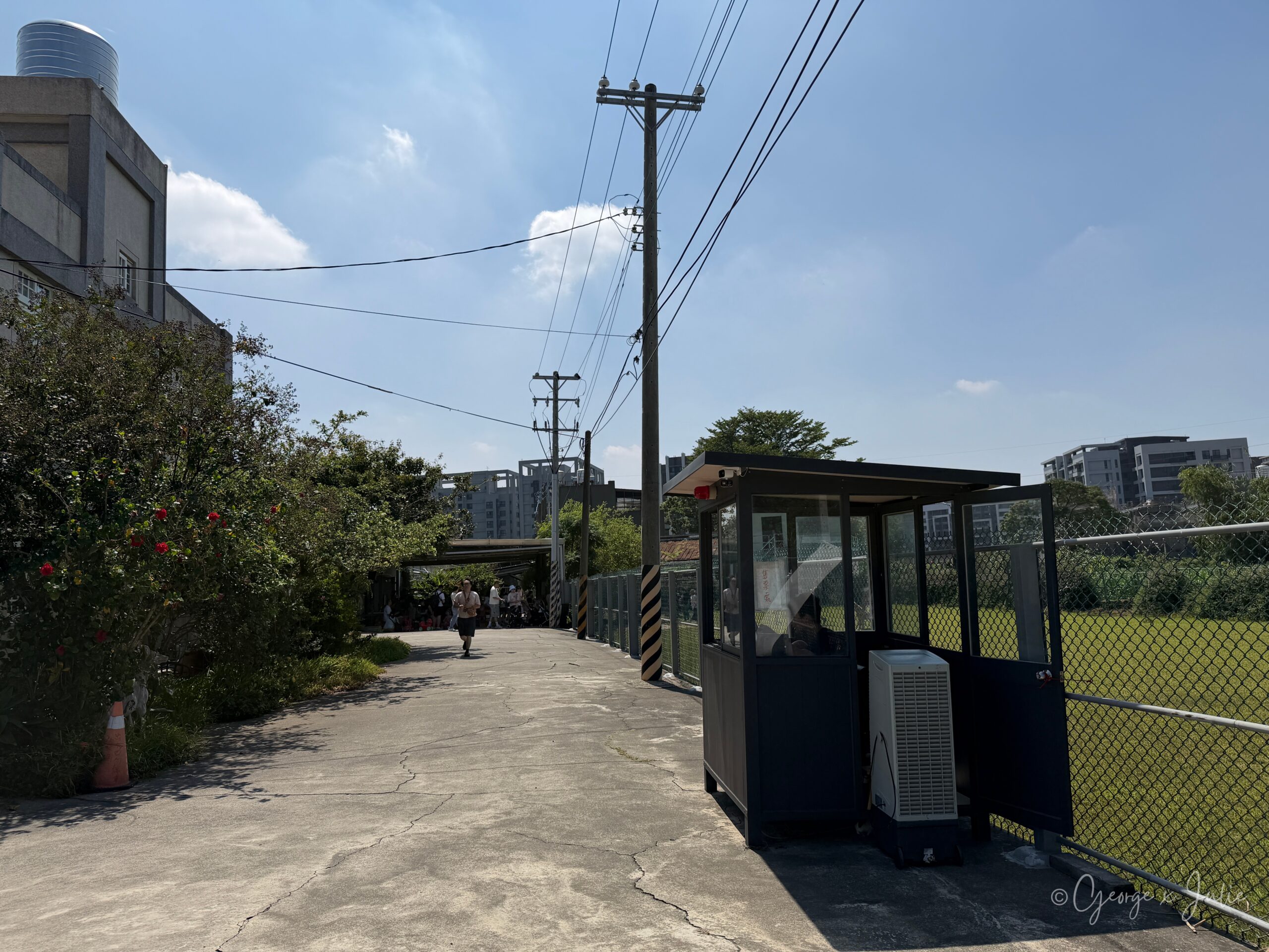 通往園區的水泥小路，右側是售票口和草地