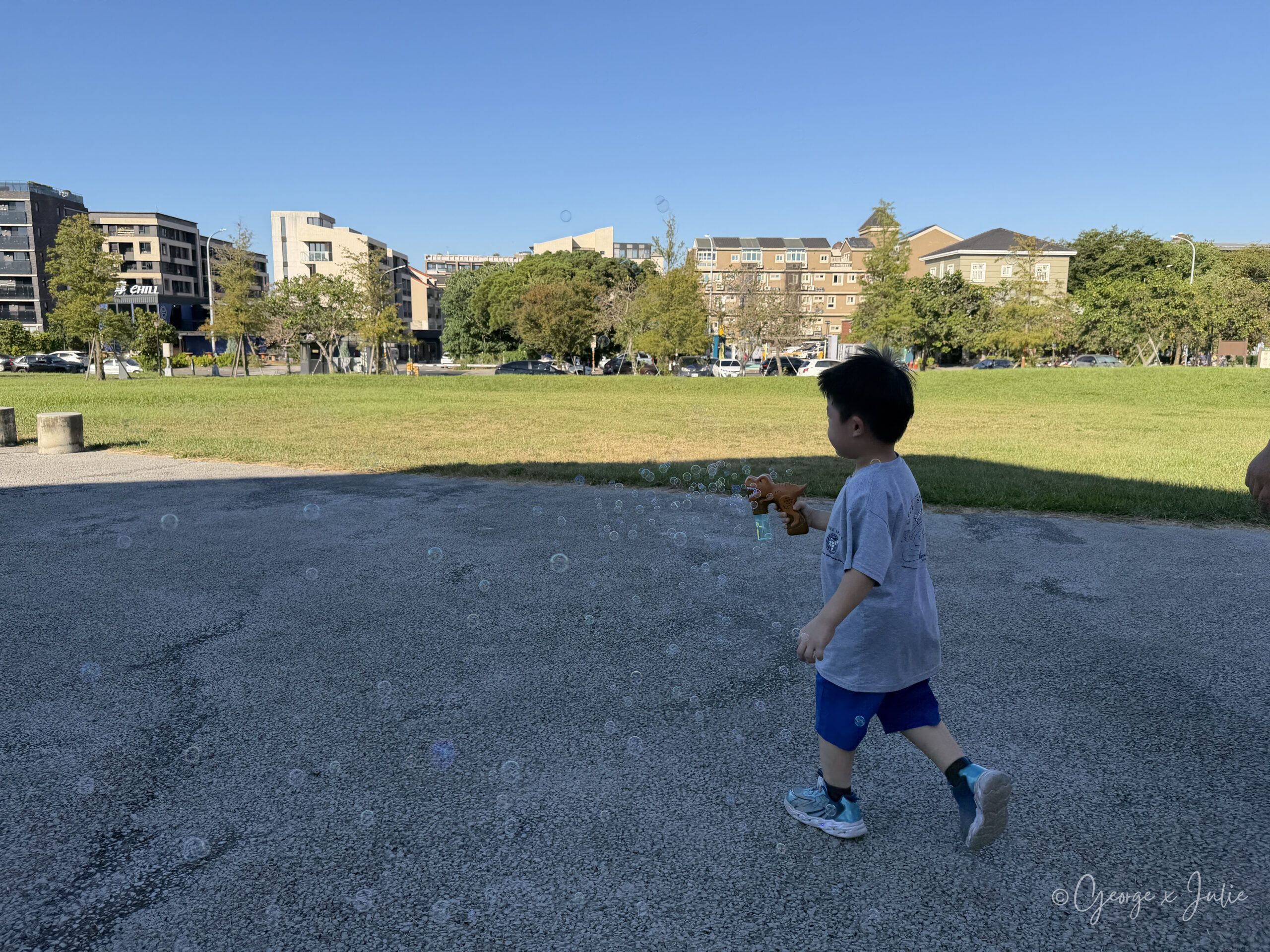 橫山書法公園 Jensen在草地旁玩泡泡