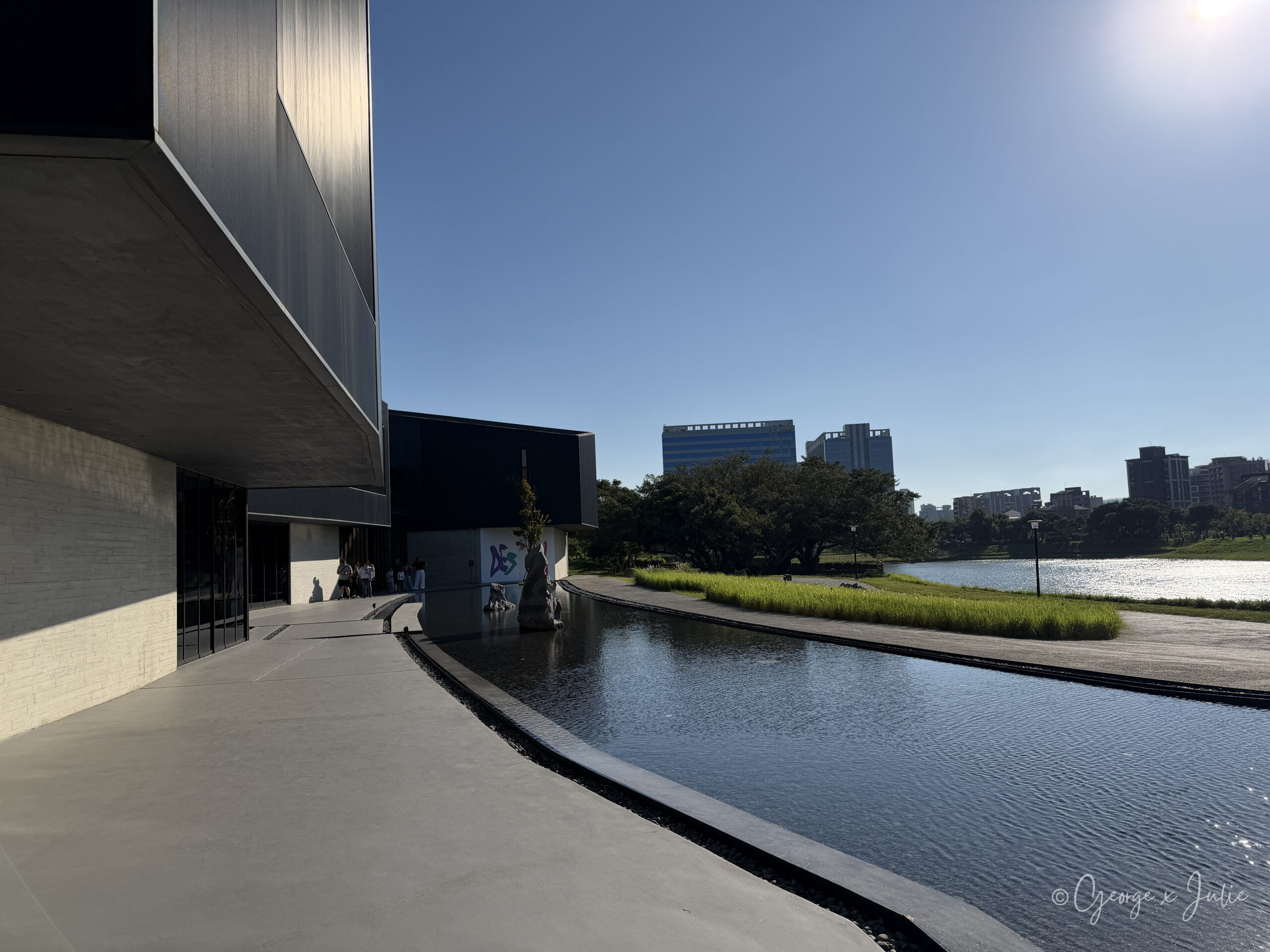 橫山書法藝術館 建築外的水池步道與埤塘