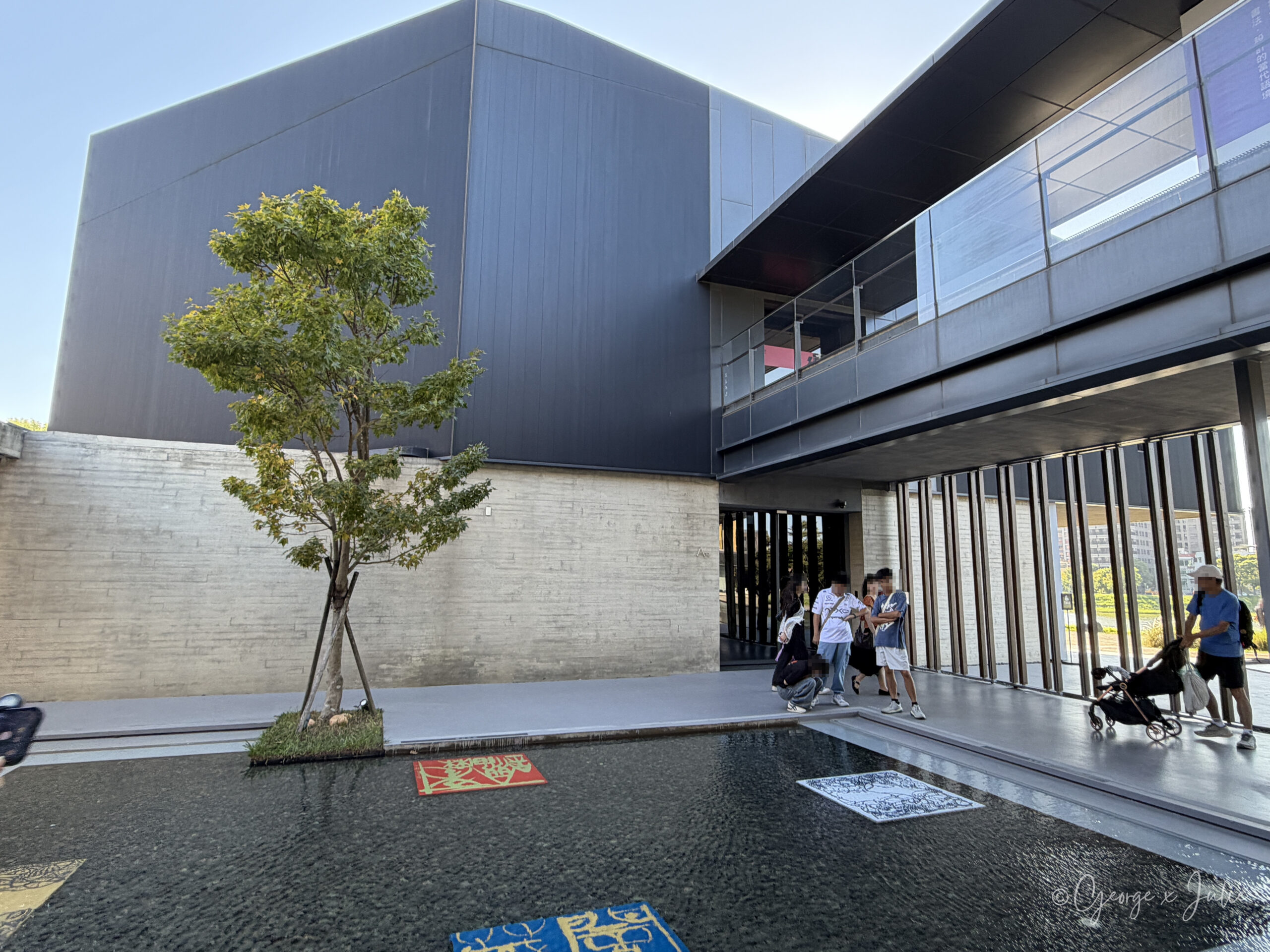 橫山書法藝術館 水池中的樹與黑色建築
