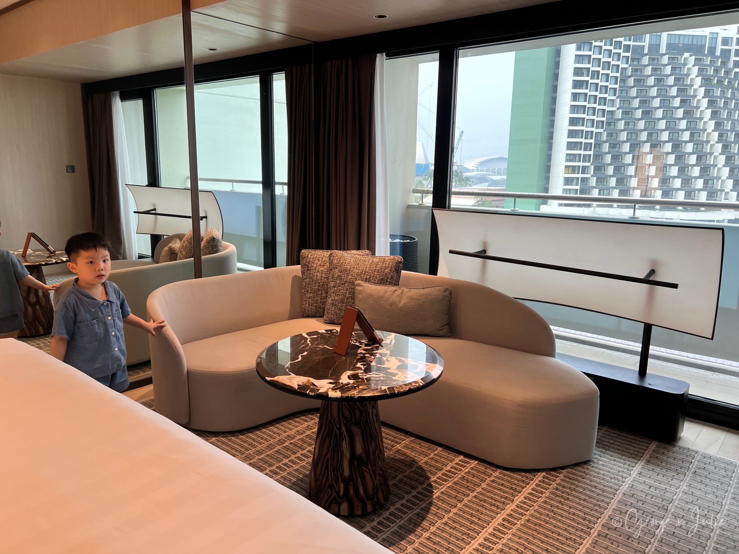 Premier Marina Bay Room 弧形沙發與落地窗