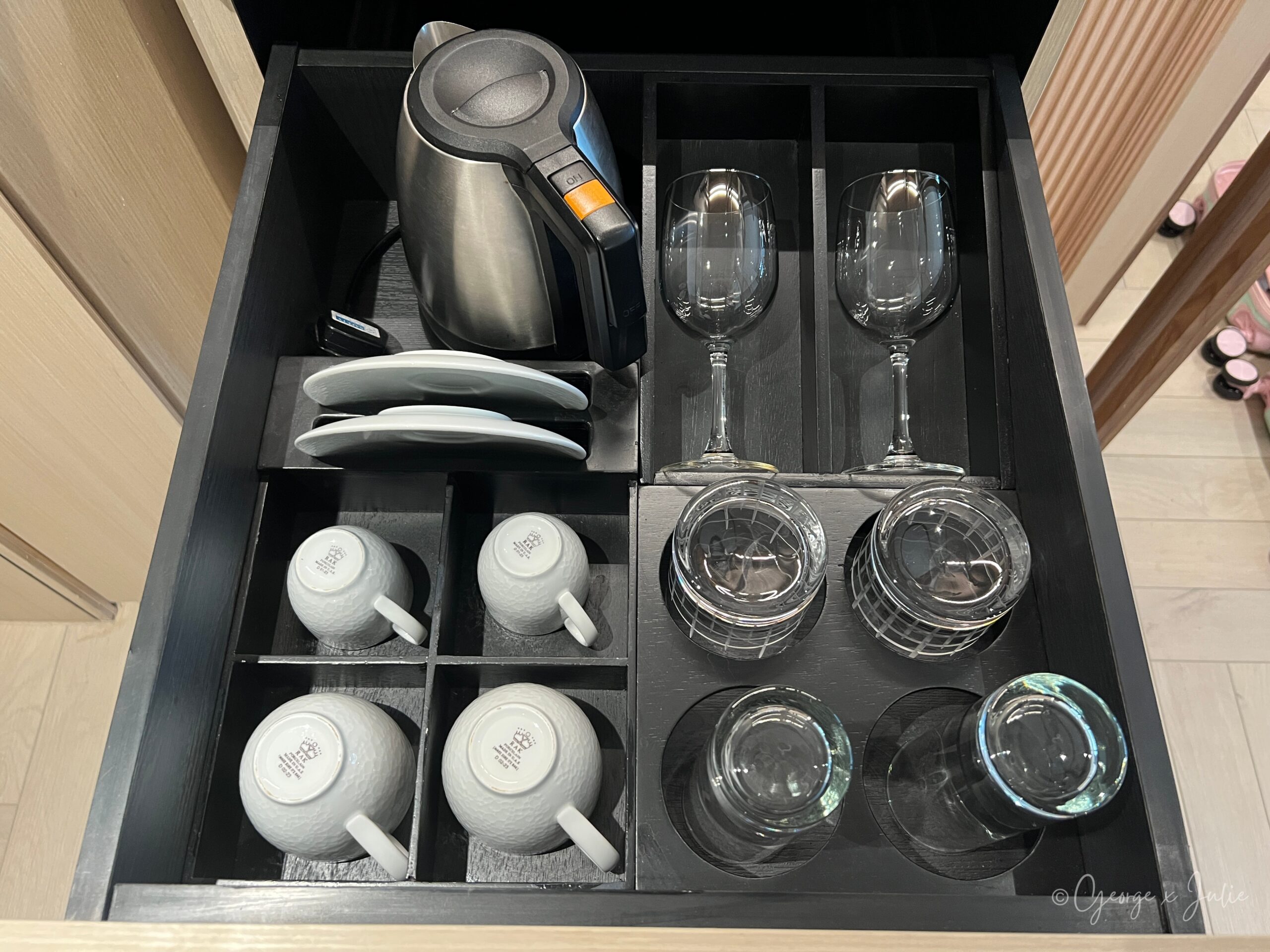 房間茶水抽屜：電熱水壺與杯盤