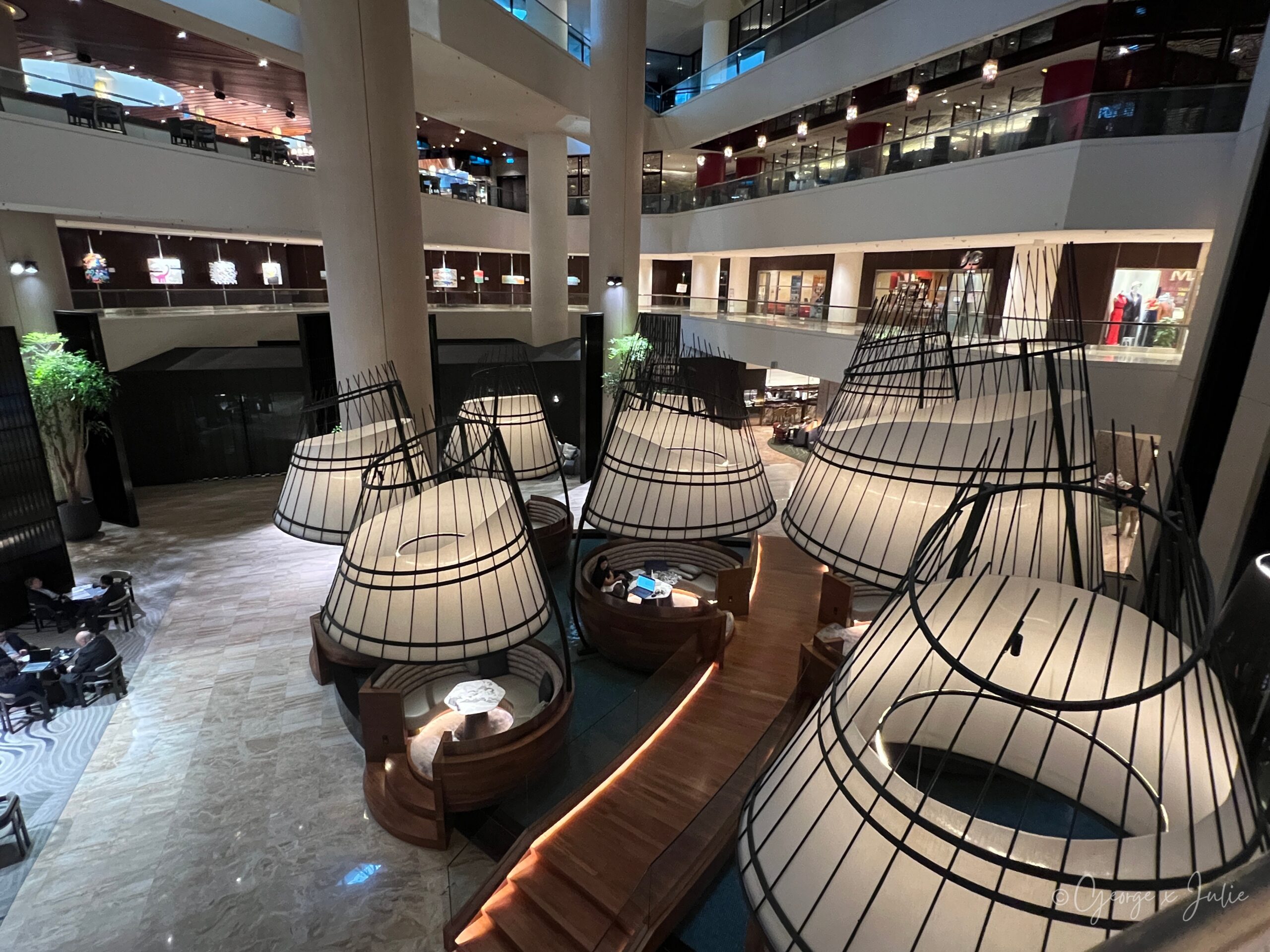 新加坡泛太平洋酒店中庭的燈罩座位區