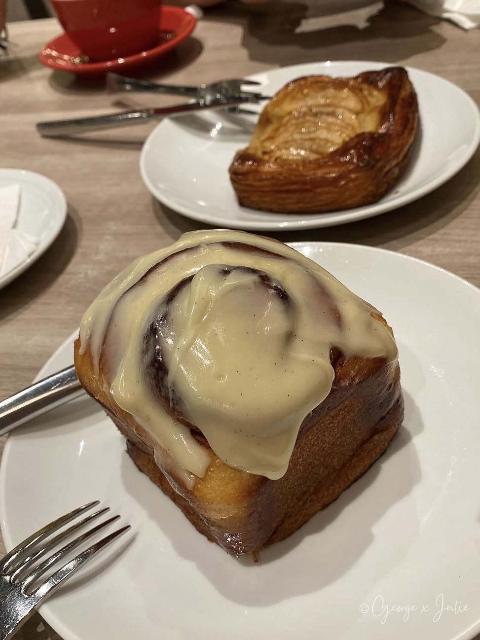 Salt & Stone 台北101 內用的肉桂捲與麵包