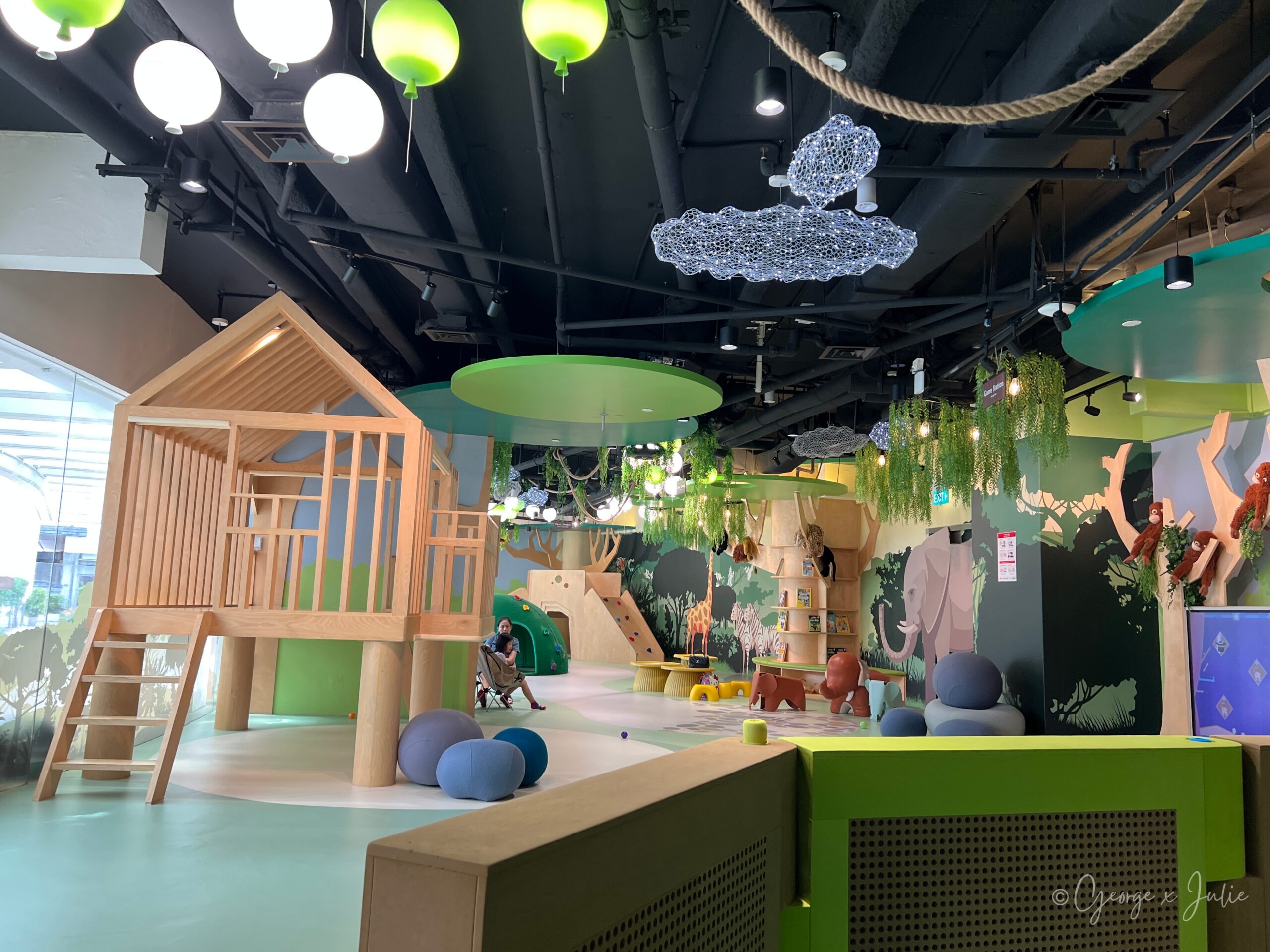 Urban Jungle Village 兒童遊戲室全景與木造樹屋