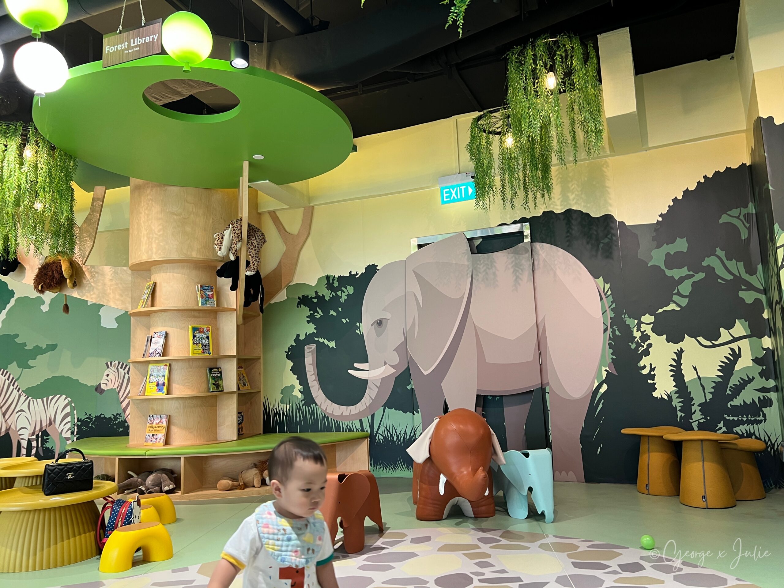 Urban Jungle Village 的 Forest Library 小書櫃