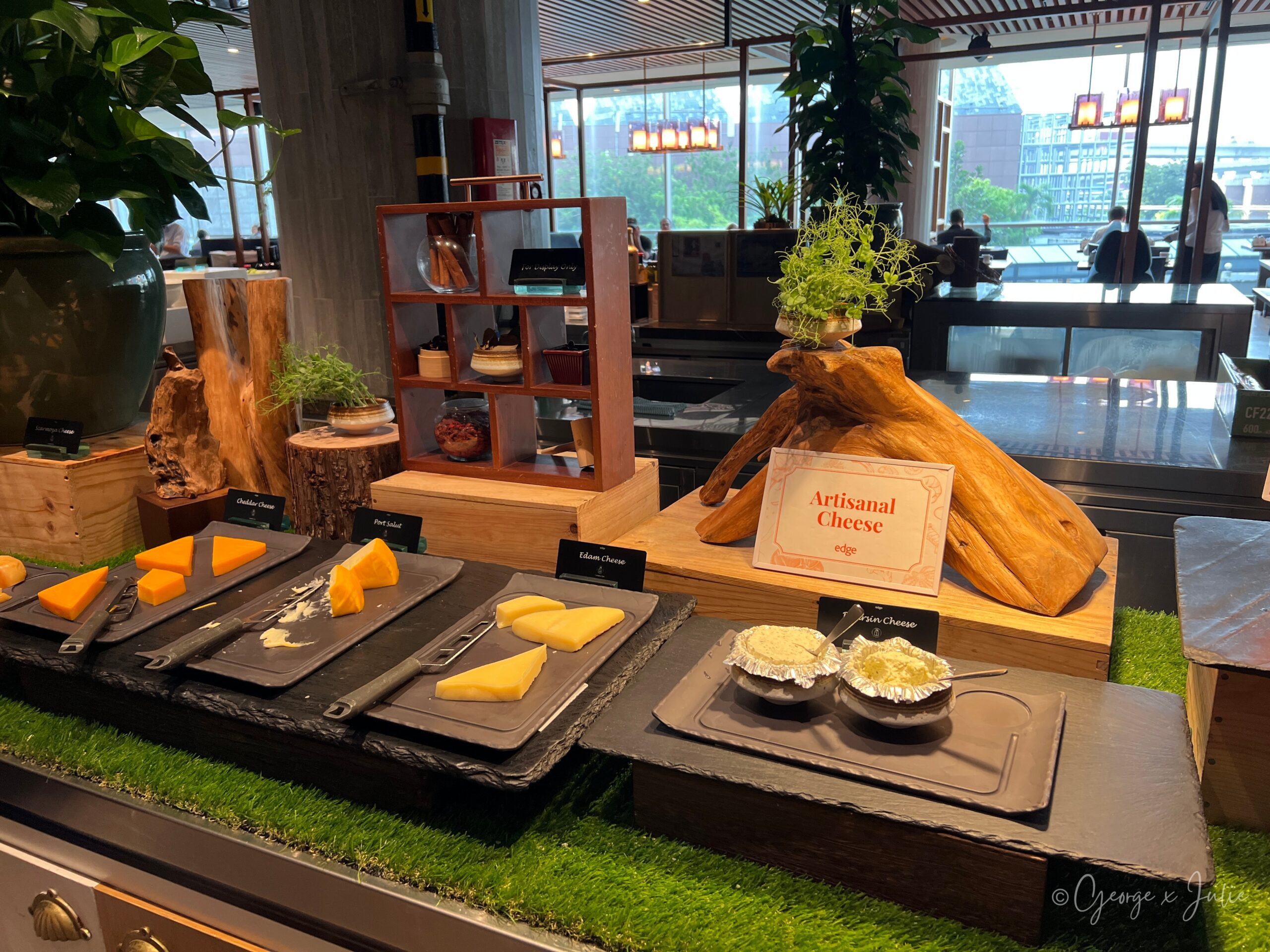 Edge 自助早餐起司區